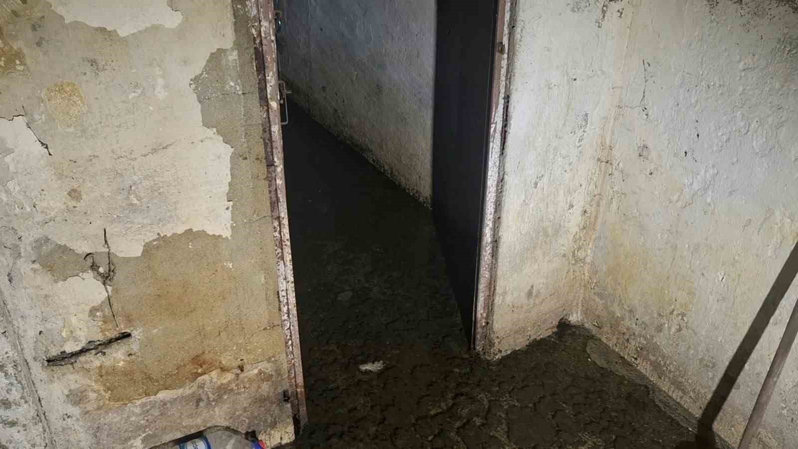 Üsküdar’da rögar patladı: Bodrum katını pis su bastı, apartman sakinleri yardım bekliyor