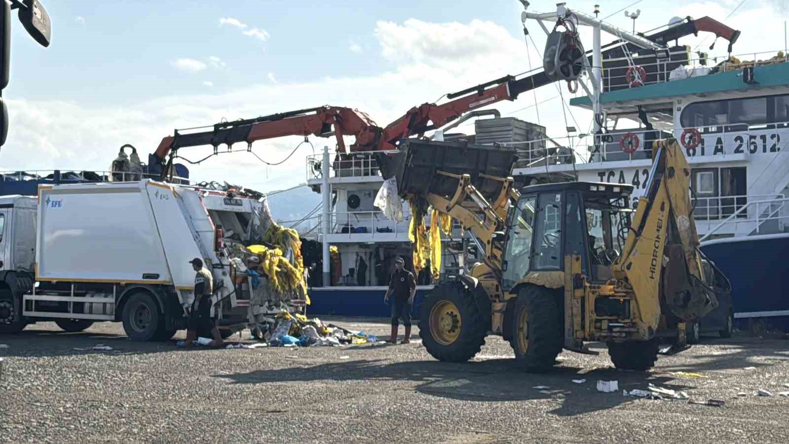 Balık çöplüğüne dönen liman temizlendi