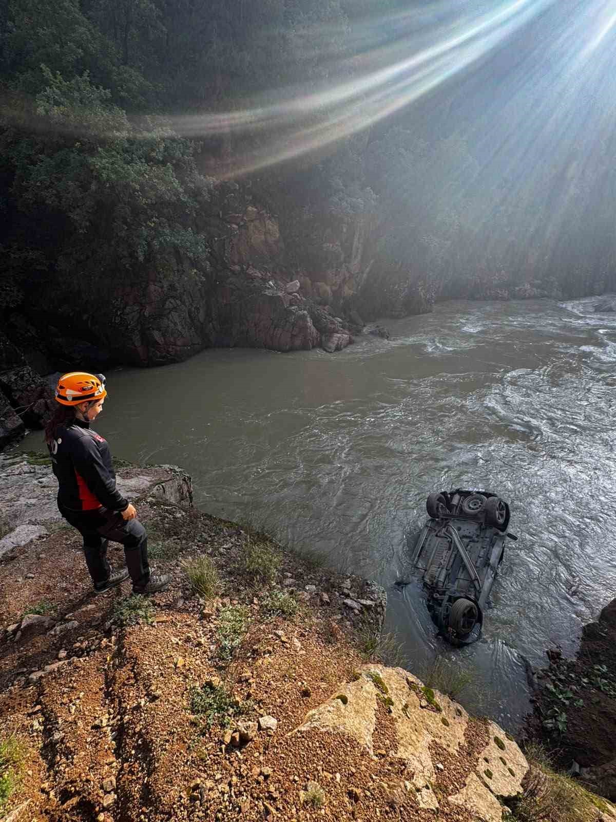 Artvin’de araç dereye düştü: 1 yaralı