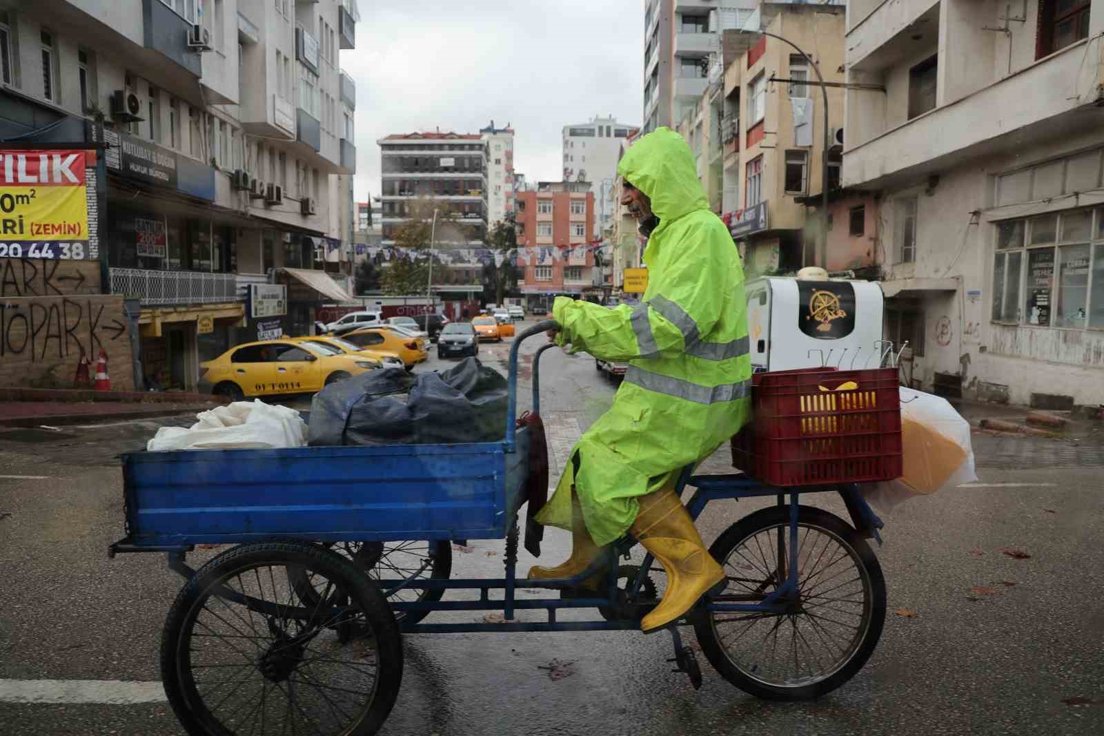 Adana’da sağanak çilesi: Otomobil suya gömüldü, vatandaşlar rögarları kendileri temizledi