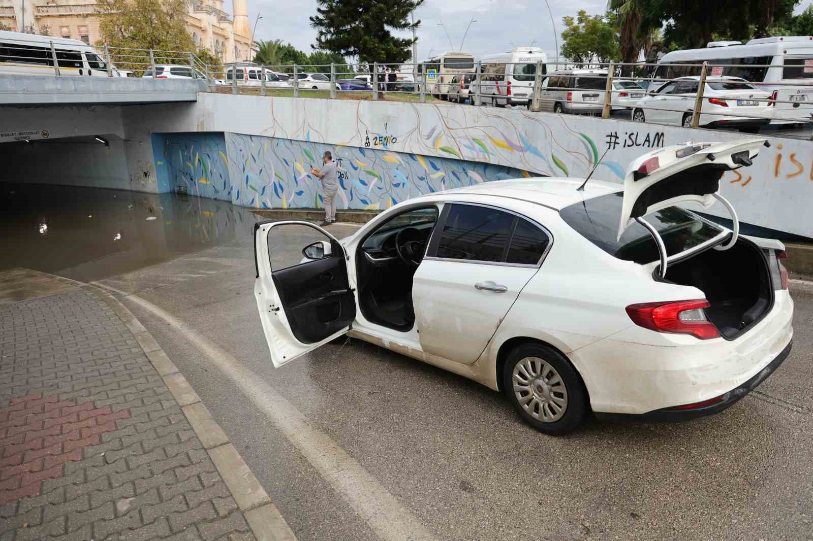Adana’da sağanak çilesi: Otomobil suya gömüldü, vatandaşlar rögarları kendileri temizledi