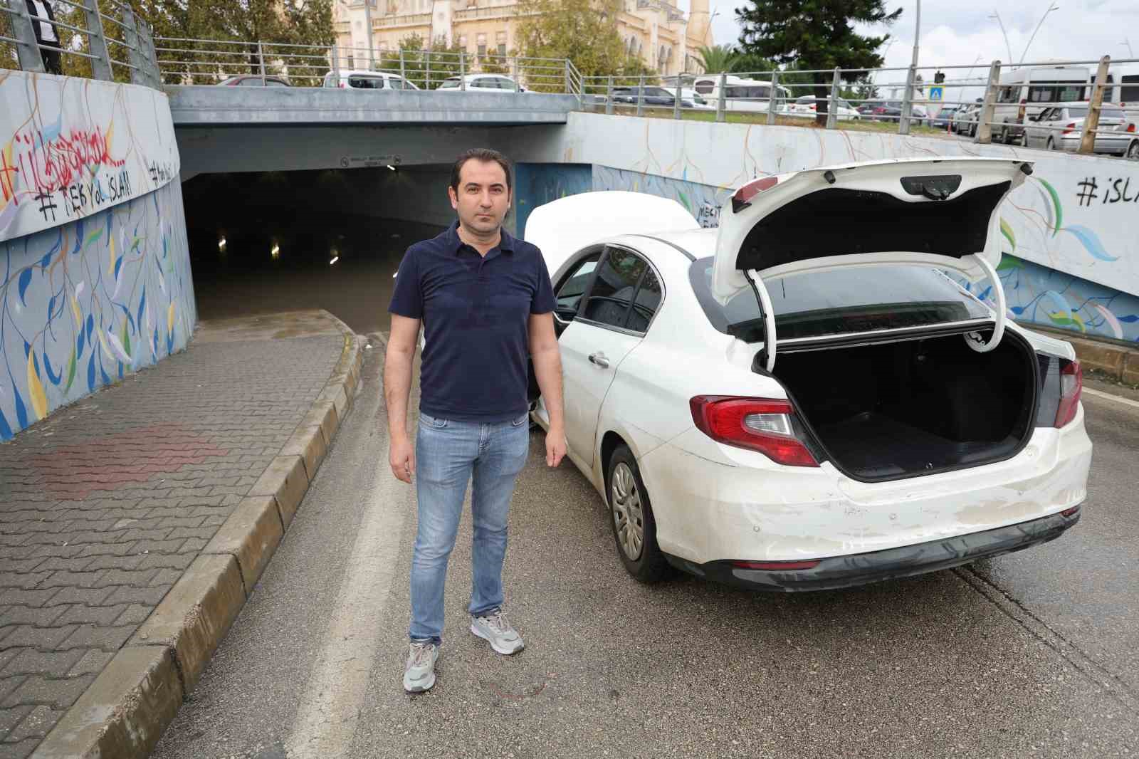 Adana’da sağanak çilesi: Otomobil suya gömüldü, vatandaşlar rögarları kendileri temizledi