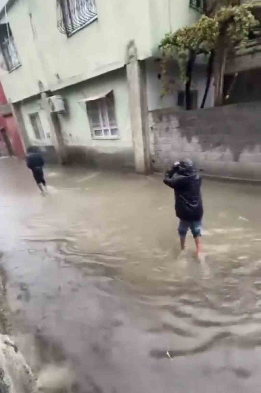 Adana’da sağanak çilesi: Otomobil suya gömüldü, vatandaşlar rögarları kendileri temizledi