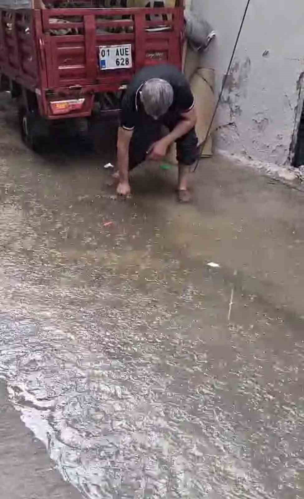 Adana’da sağanak çilesi: Otomobil suya gömüldü, vatandaşlar rögarları kendileri temizledi