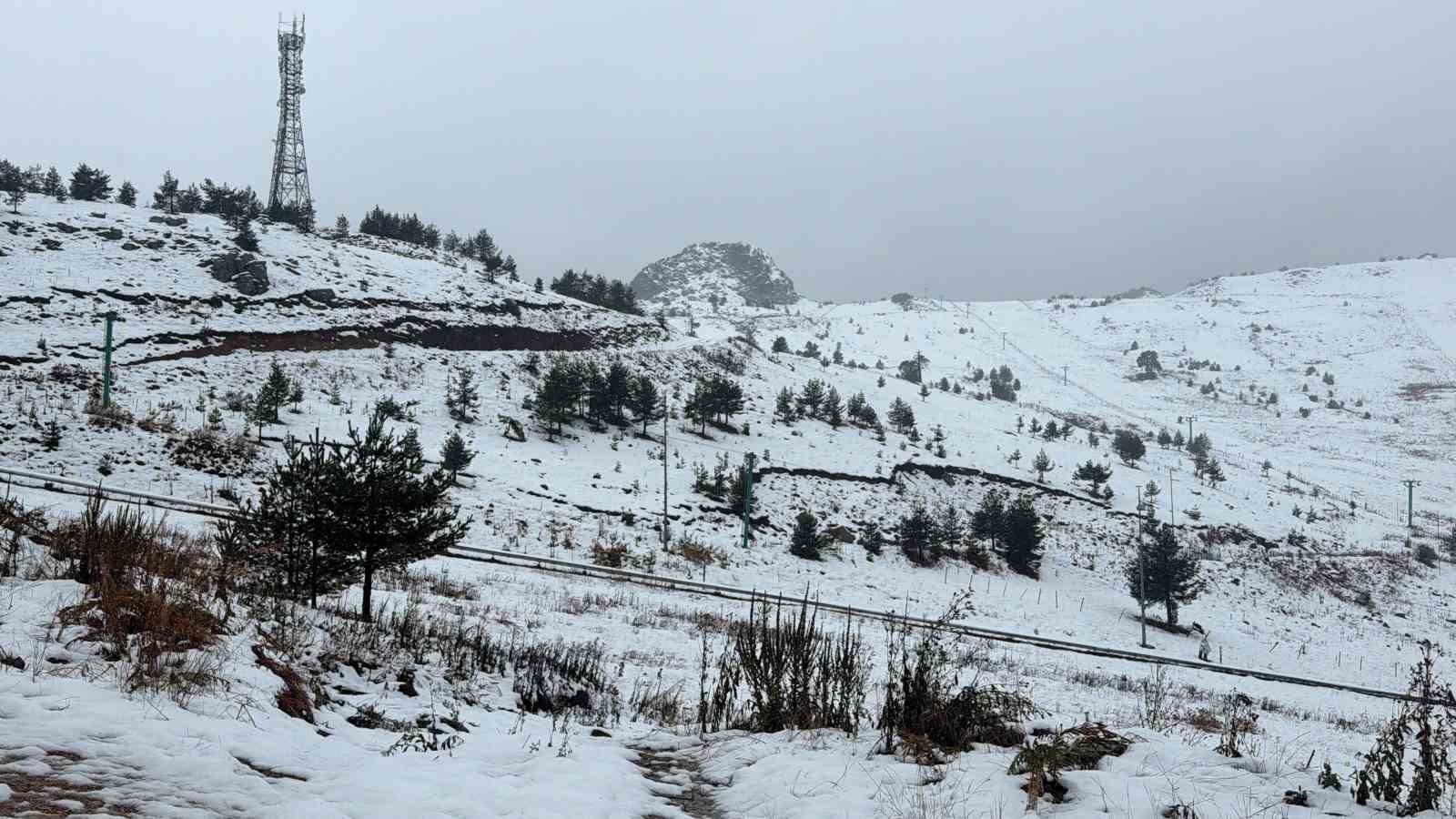 Kartalkaya’da kar yağışı aralıklarla etkisini sürdürüyor