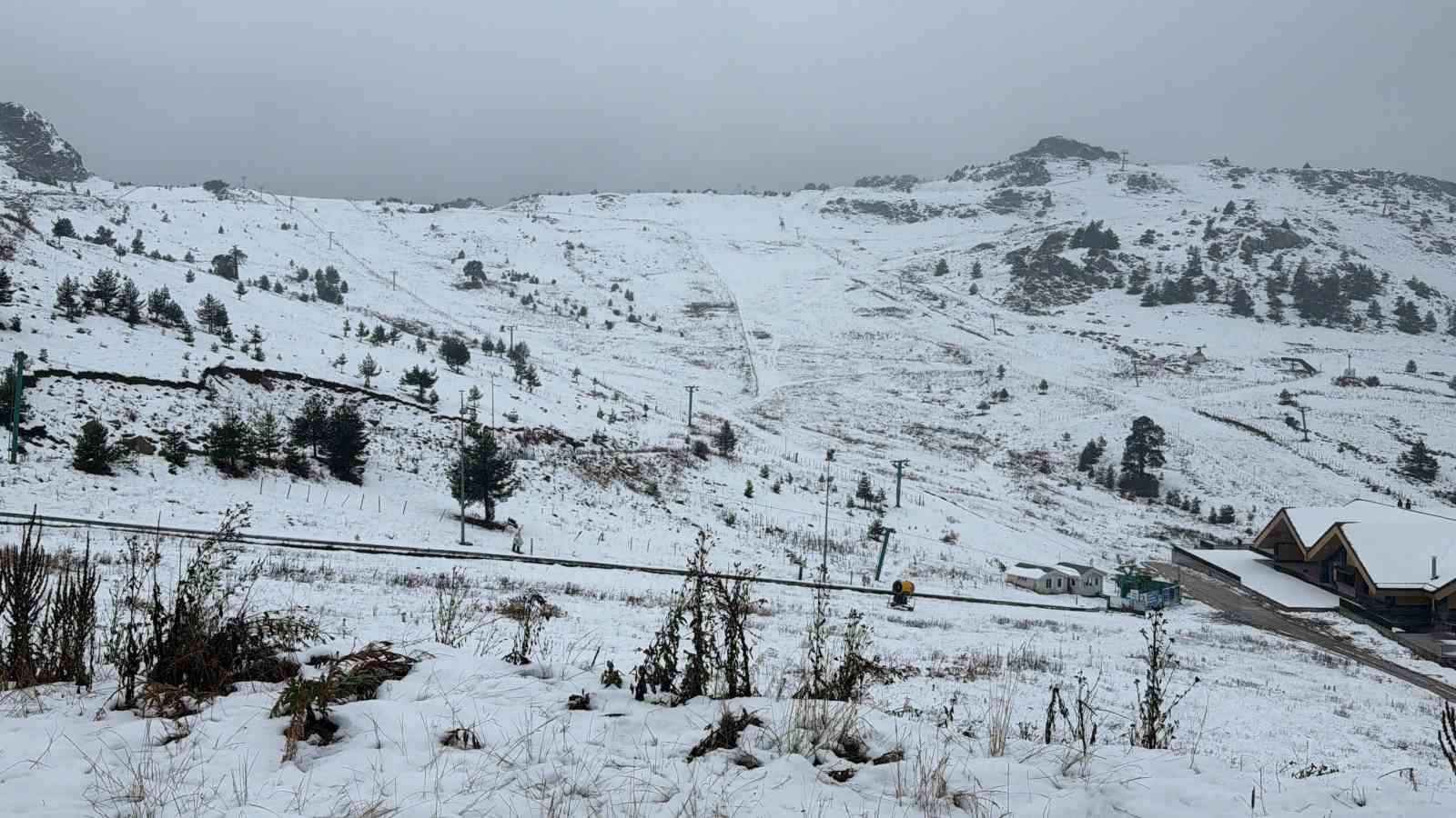 Kartalkaya’da kar yağışı aralıklarla etkisini sürdürüyor