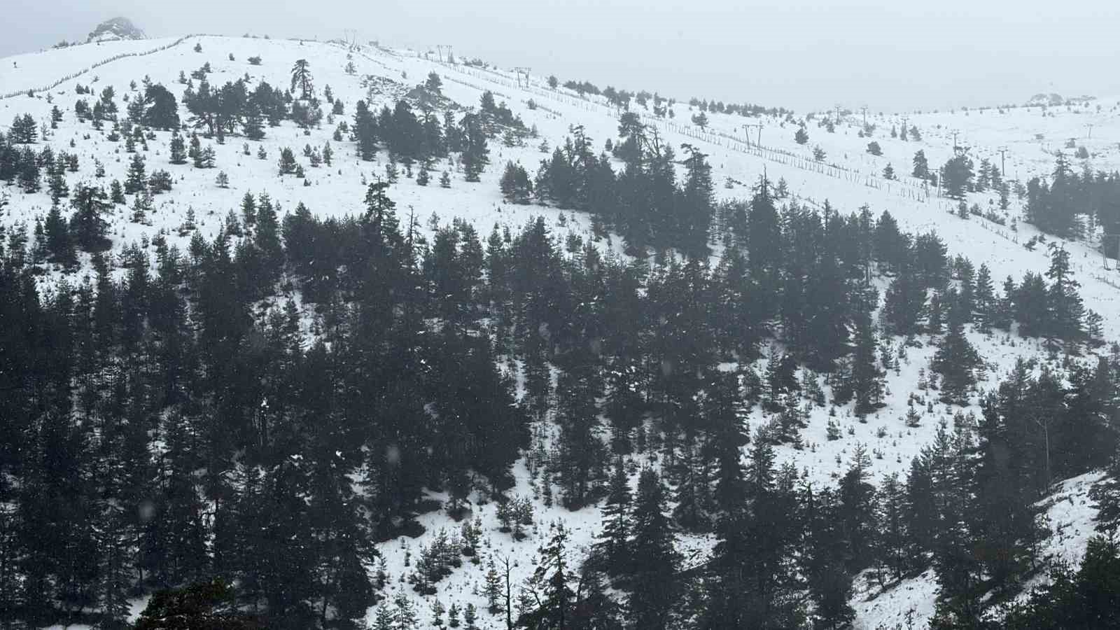 Kartalkaya’da kar yağışı aralıklarla etkisini sürdürüyor