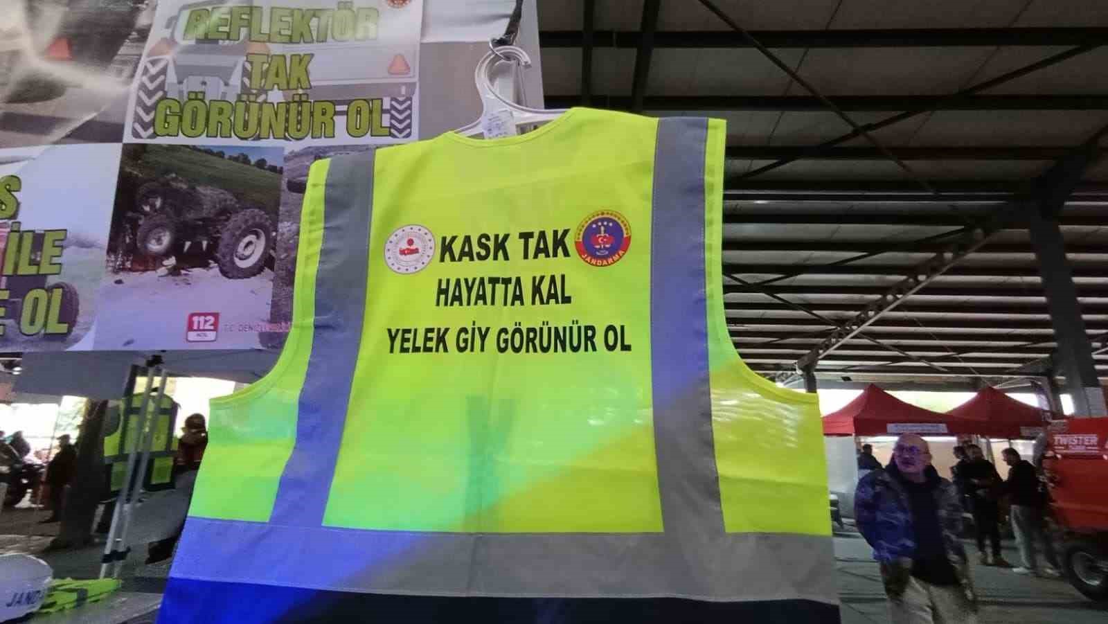 Jandarma sürücülere reflektörlü yelek hediye etti