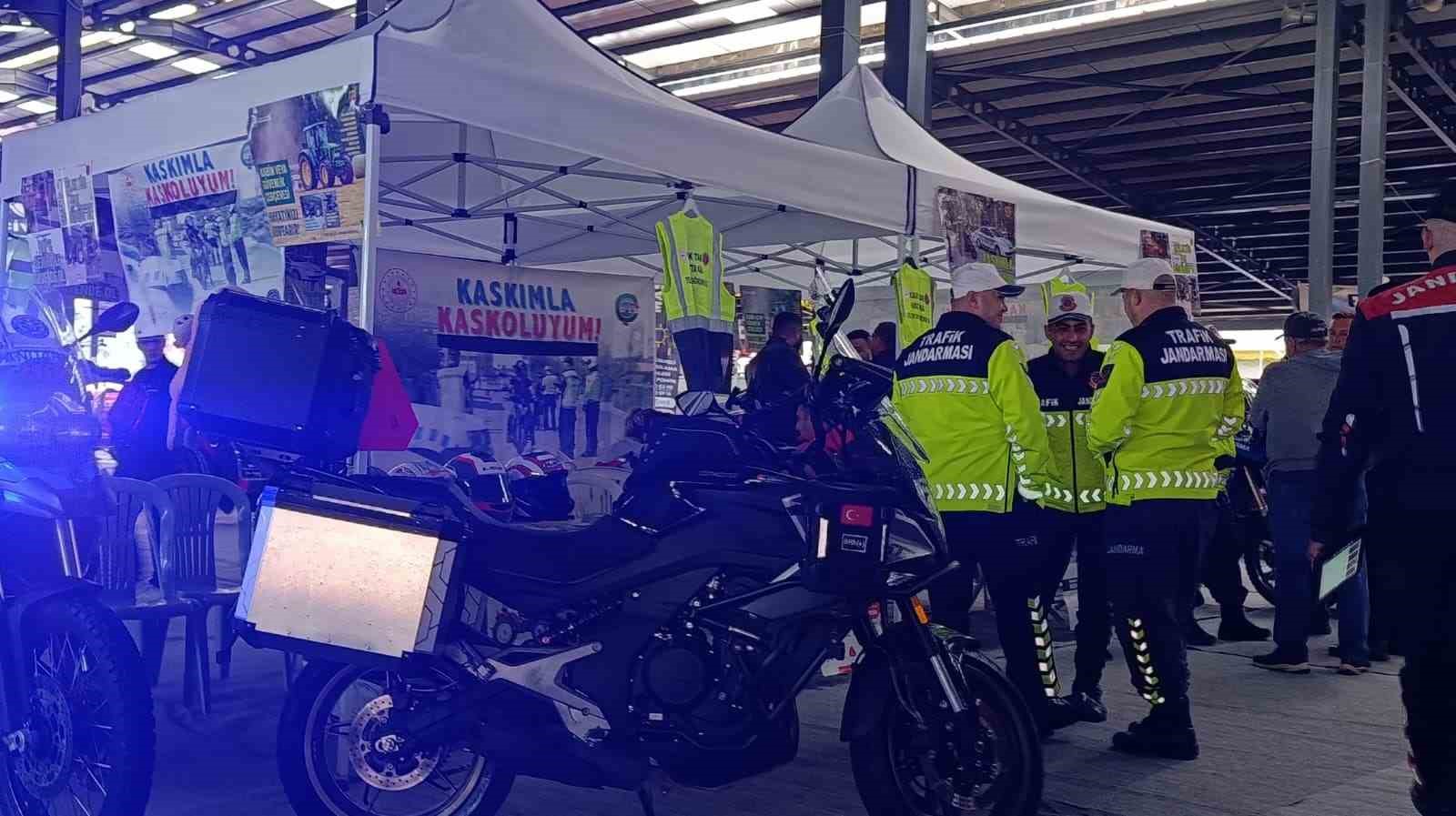 Jandarma sürücülere reflektörlü yelek hediye etti