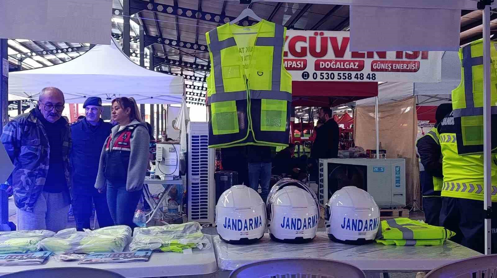 Jandarma sürücülere reflektörlü yelek hediye etti