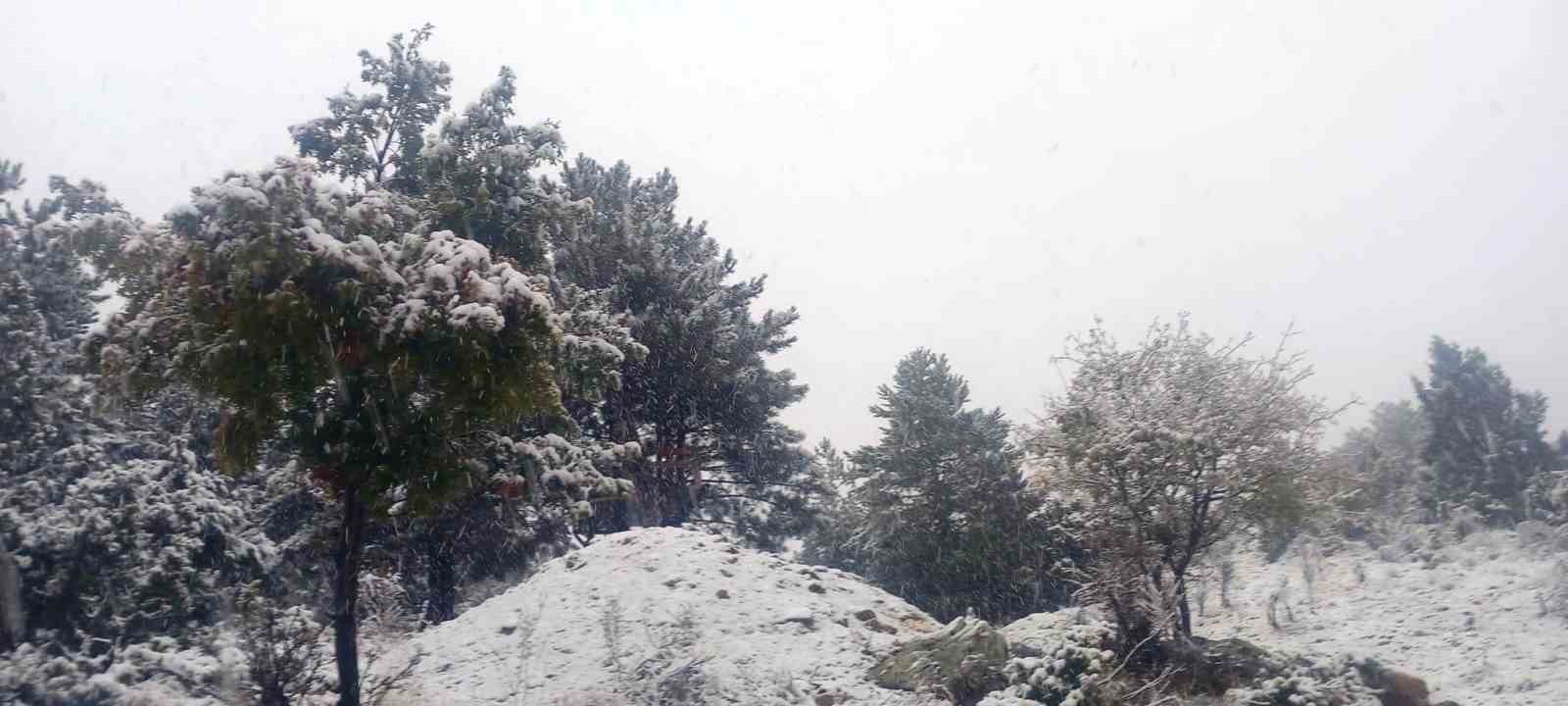 Hisarcık’ın Karbasan köyüne mevsimin ilk karı yağdı