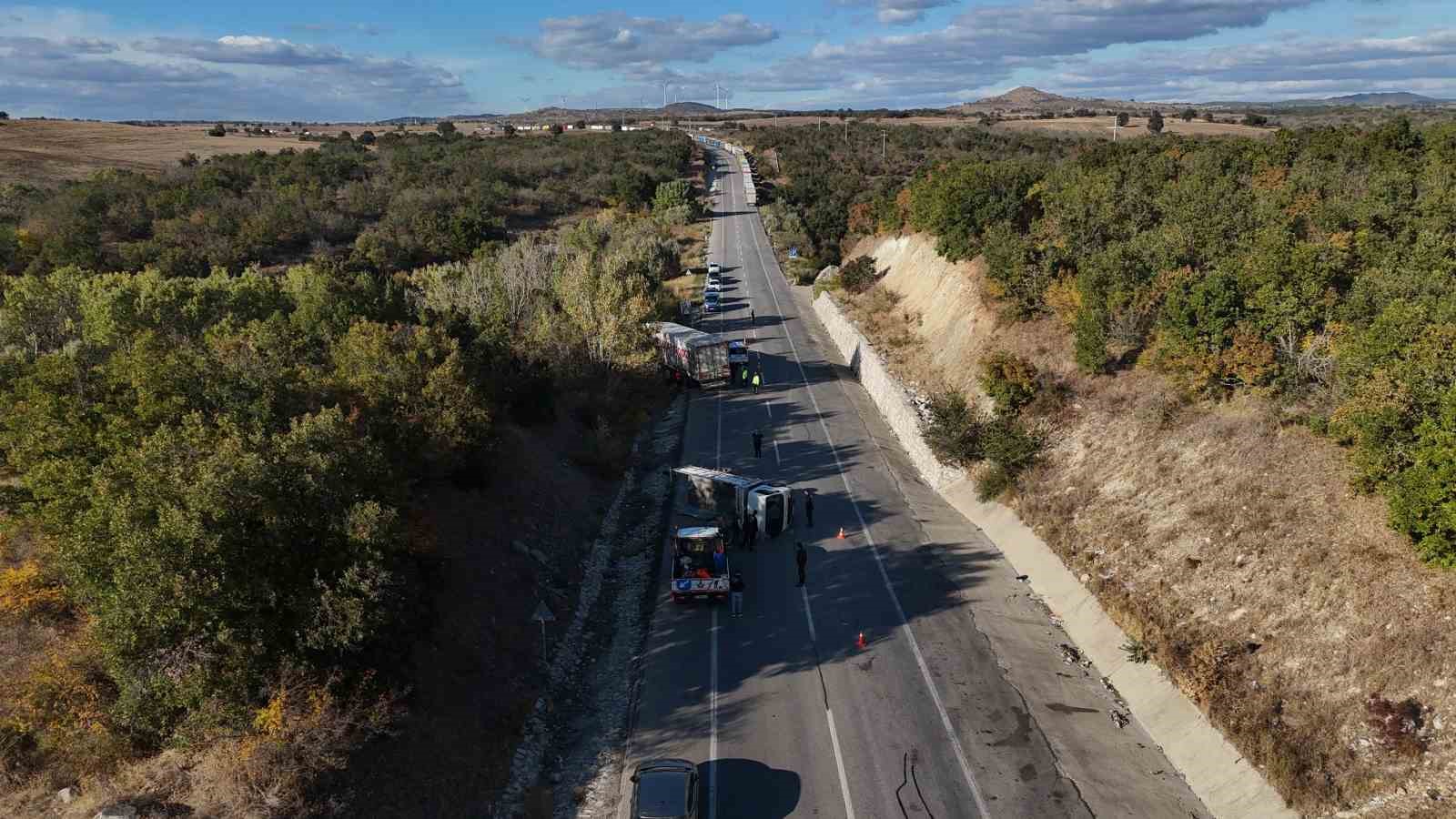 Edirne’de tır kuyruğunda kaza: Tır ile kamyonet çarpıştı, 4 kişi yaralandı