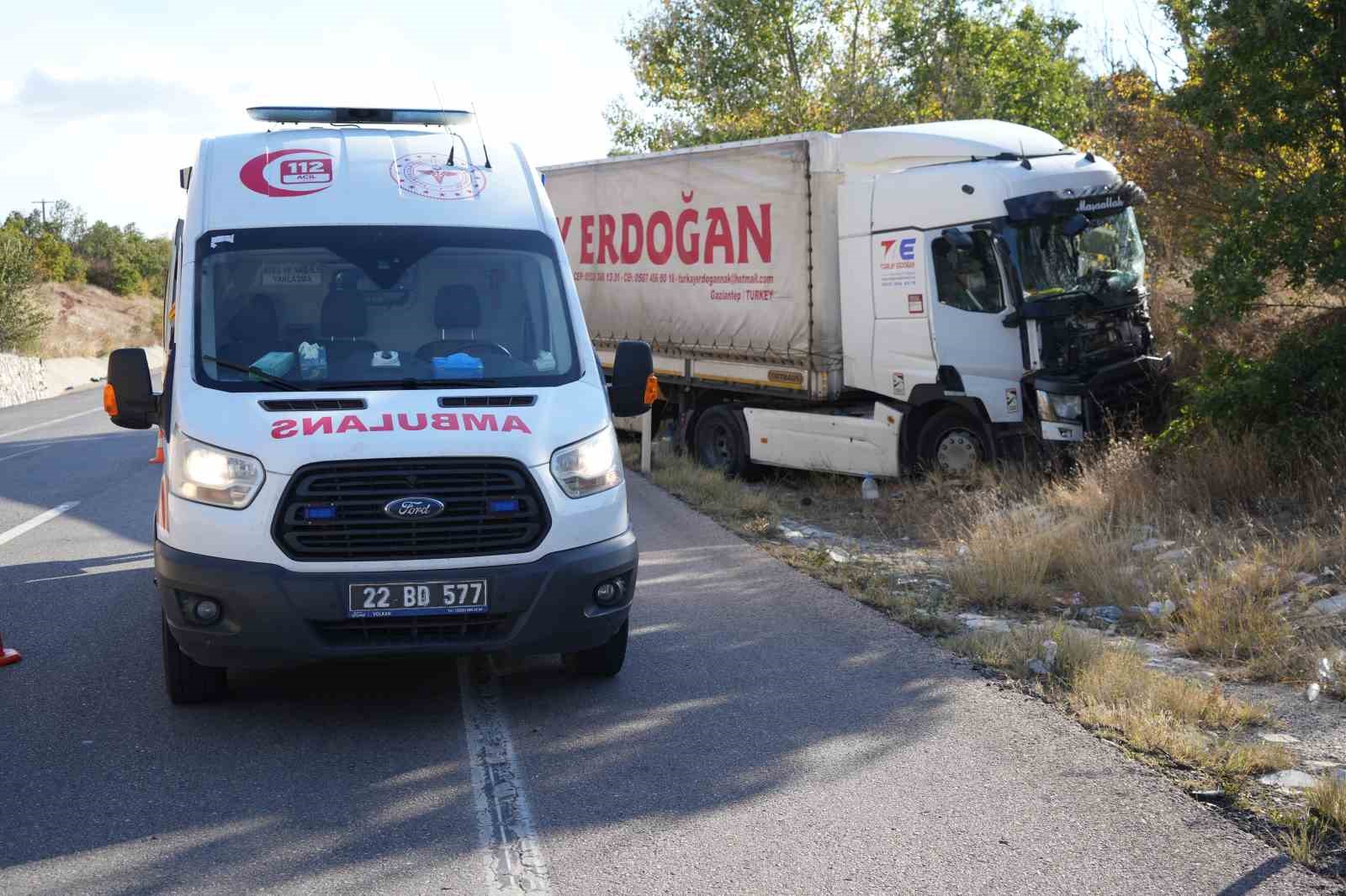 Edirne’de tır kuyruğunda kaza: Tır ile kamyonet çarpıştı, 4 kişi yaralandı