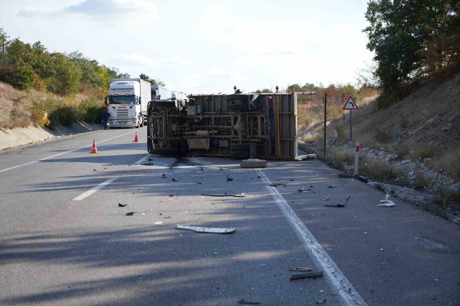 Edirne’de tır kuyruğunda kaza: Tır ile kamyonet çarpıştı, 4 kişi yaralandı