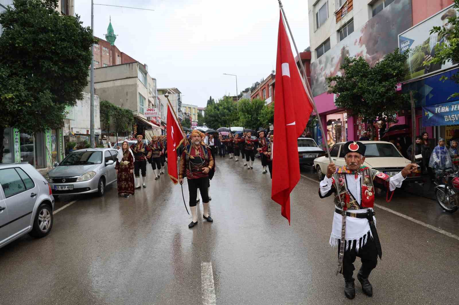 Kozan’da 10. İsmet Atlı Karakucak Güreşleri yağmura rağmen kortej yürüyüşüyle başladı