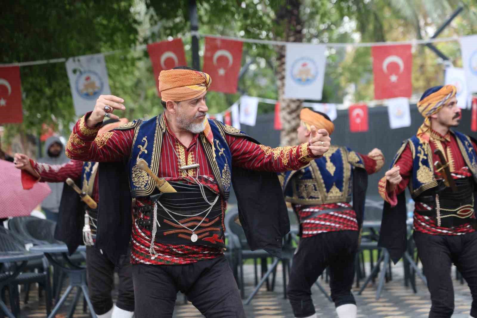 Kozan’da 10. İsmet Atlı Karakucak Güreşleri yağmura rağmen kortej yürüyüşüyle başladı