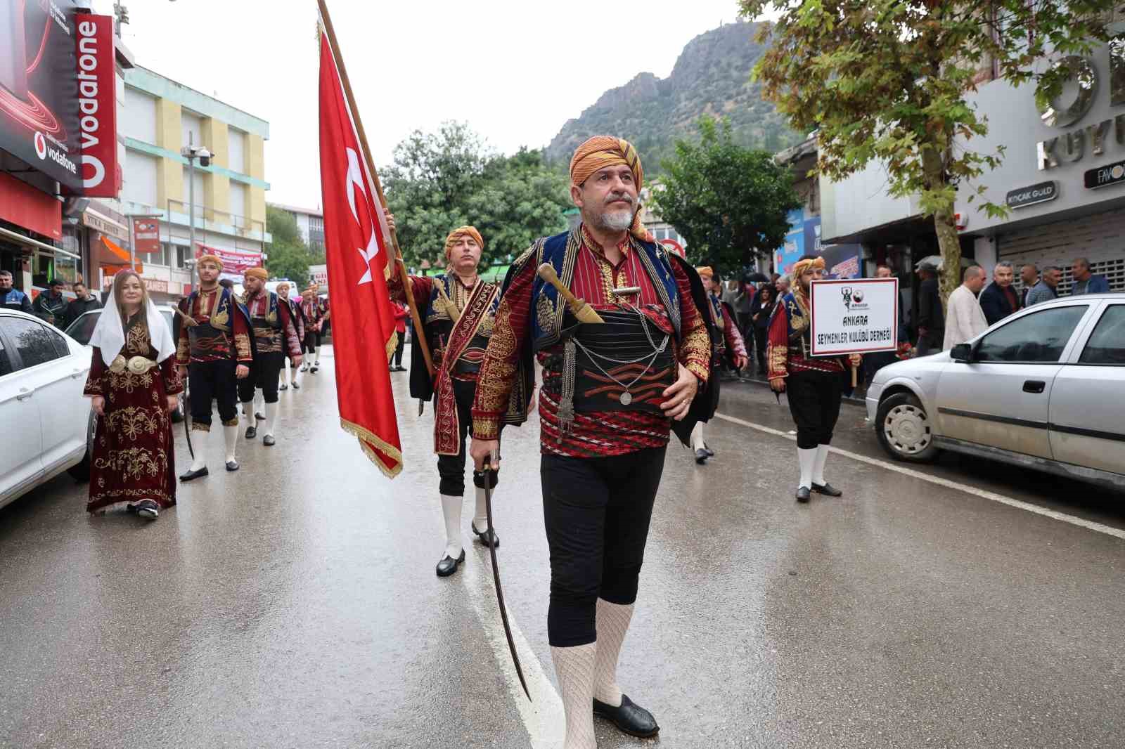 Kozan’da 10. İsmet Atlı Karakucak Güreşleri yağmura rağmen kortej yürüyüşüyle başladı
