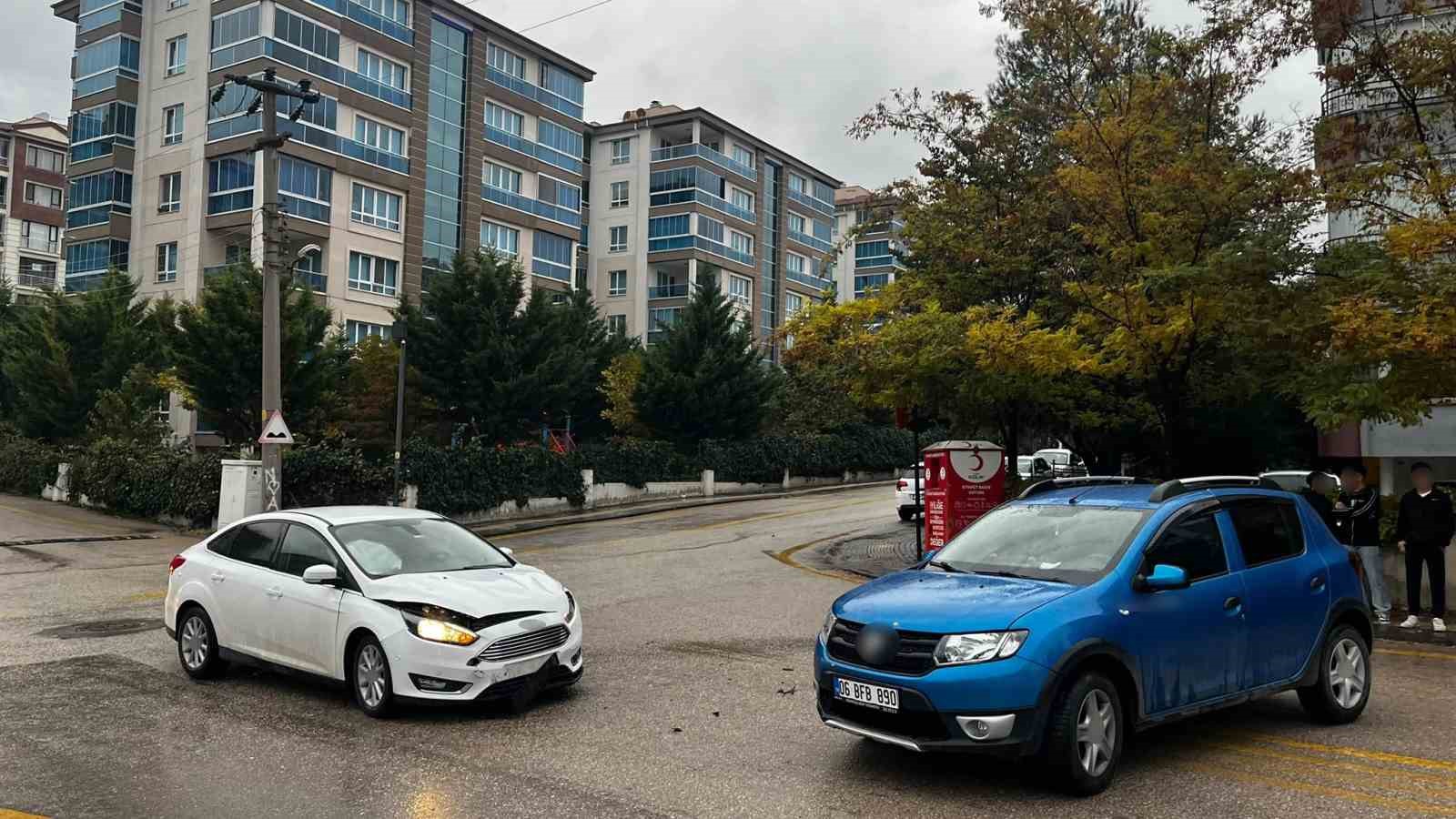 Ankara’da iki otomobil çarpıştı