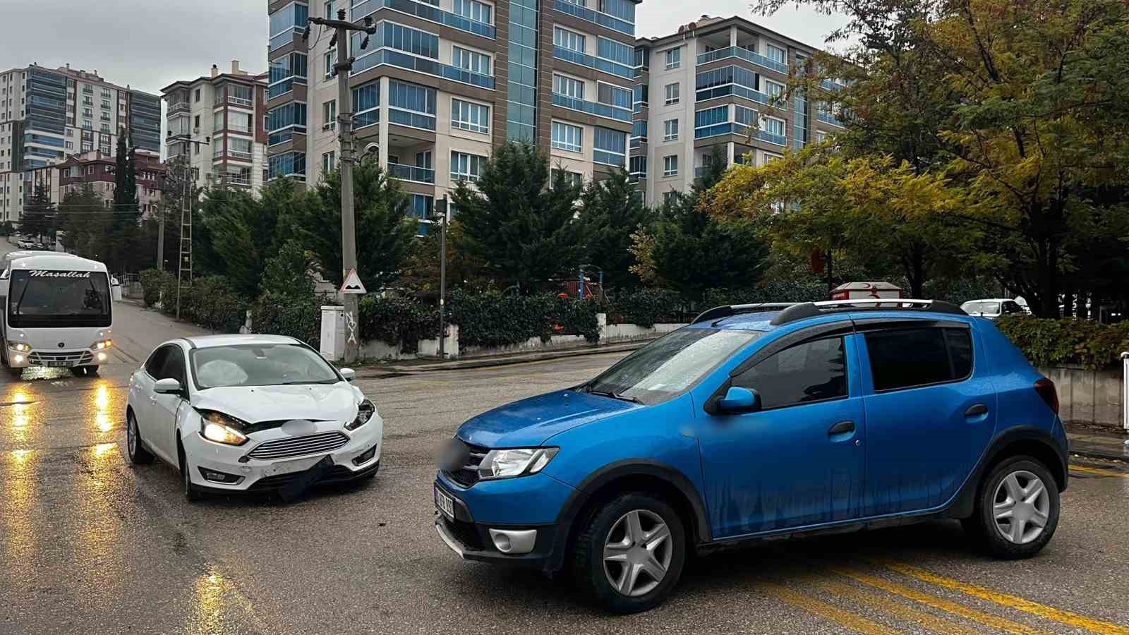 Ankara’da iki otomobil çarpıştı