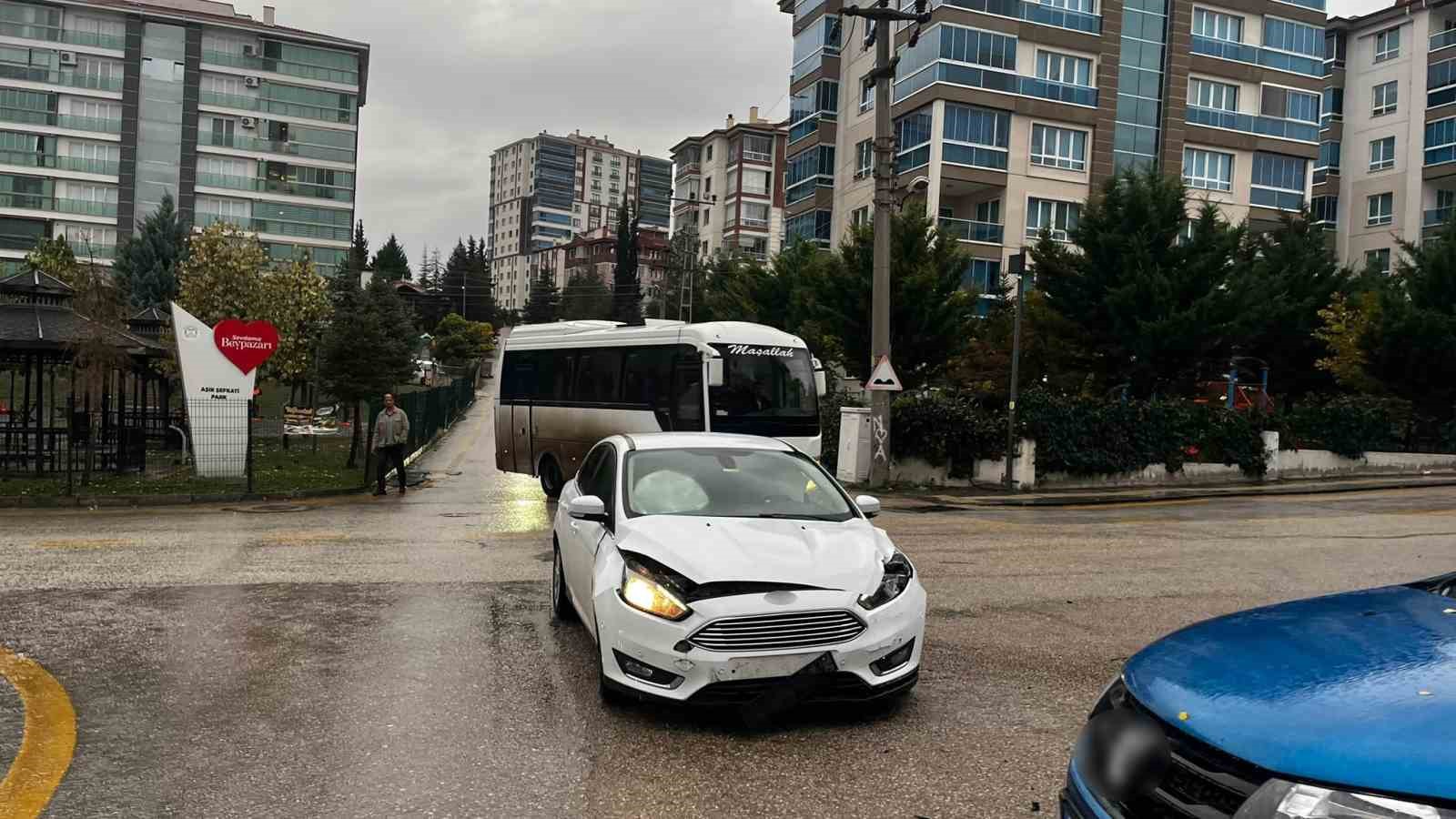 Ankara’da iki otomobil çarpıştı
