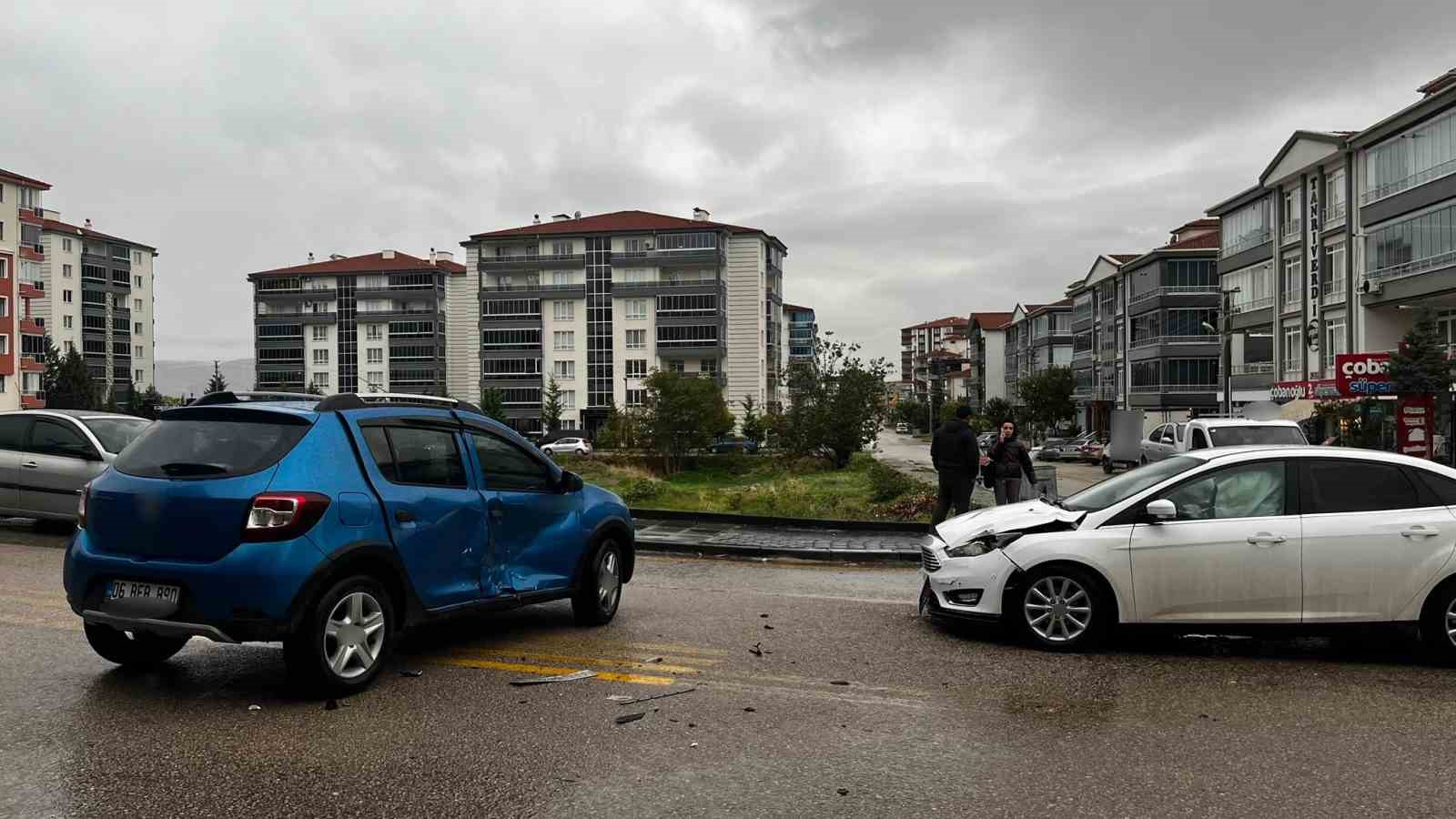 Ankara’da iki otomobil çarpıştı