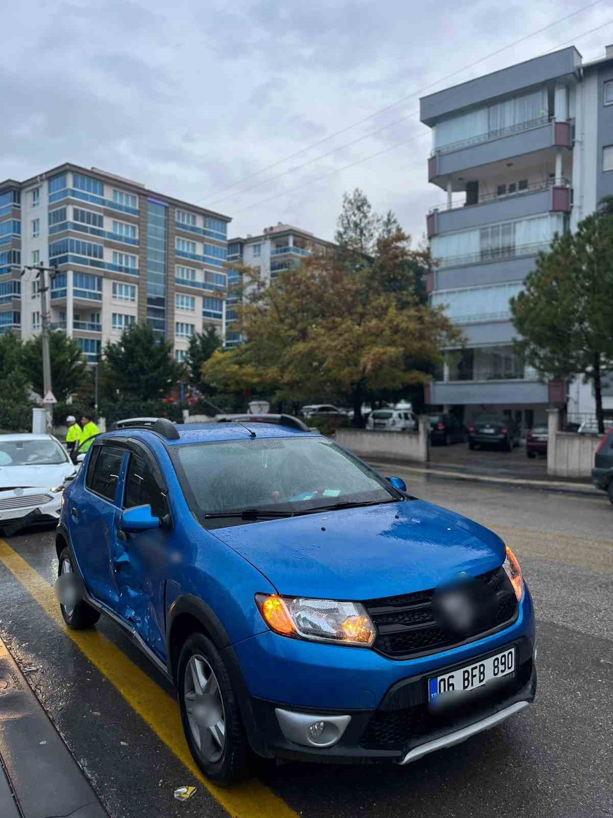 Ankara’da iki otomobil çarpıştı