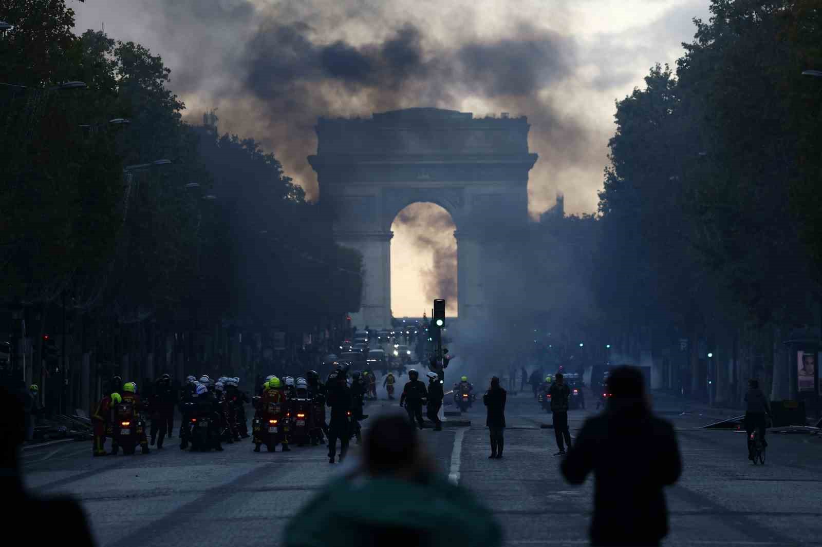 Paris’teki protestolarda 13’ü çocuk 195 kişi gözaltına alındı
