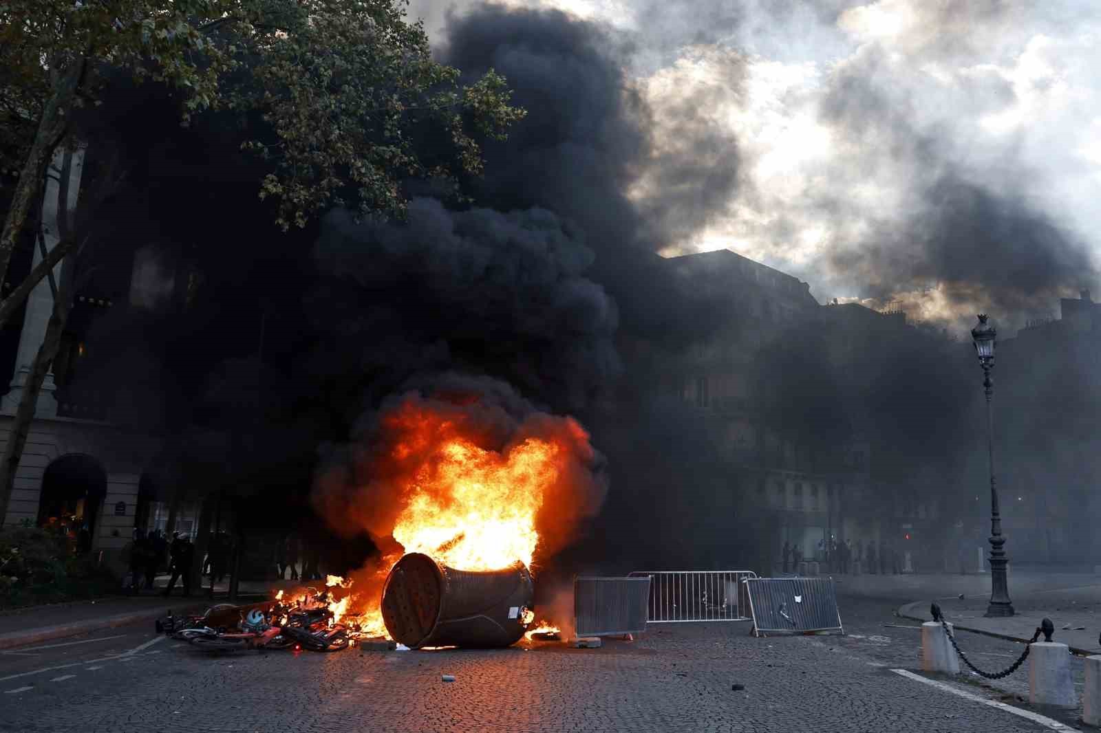 Paris’teki protestolarda 13’ü çocuk 195 kişi gözaltına alındı