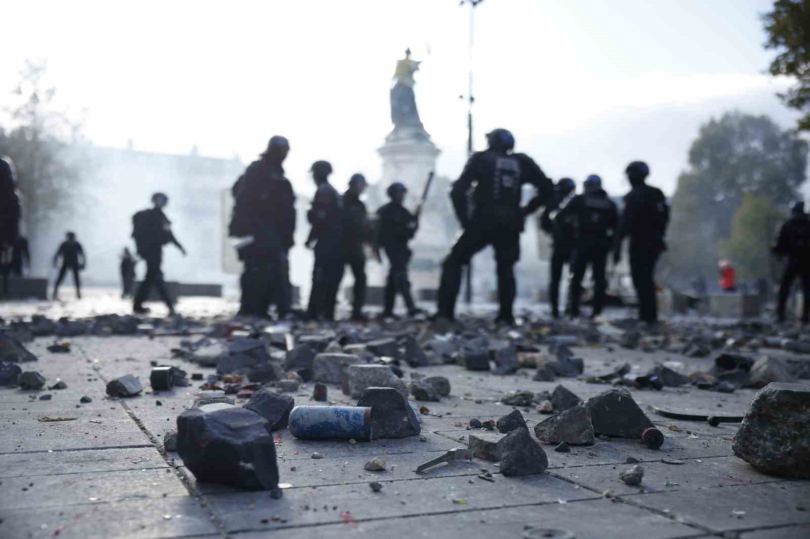 Paris’teki protestolarda 13’ü çocuk 195 kişi gözaltına alındı