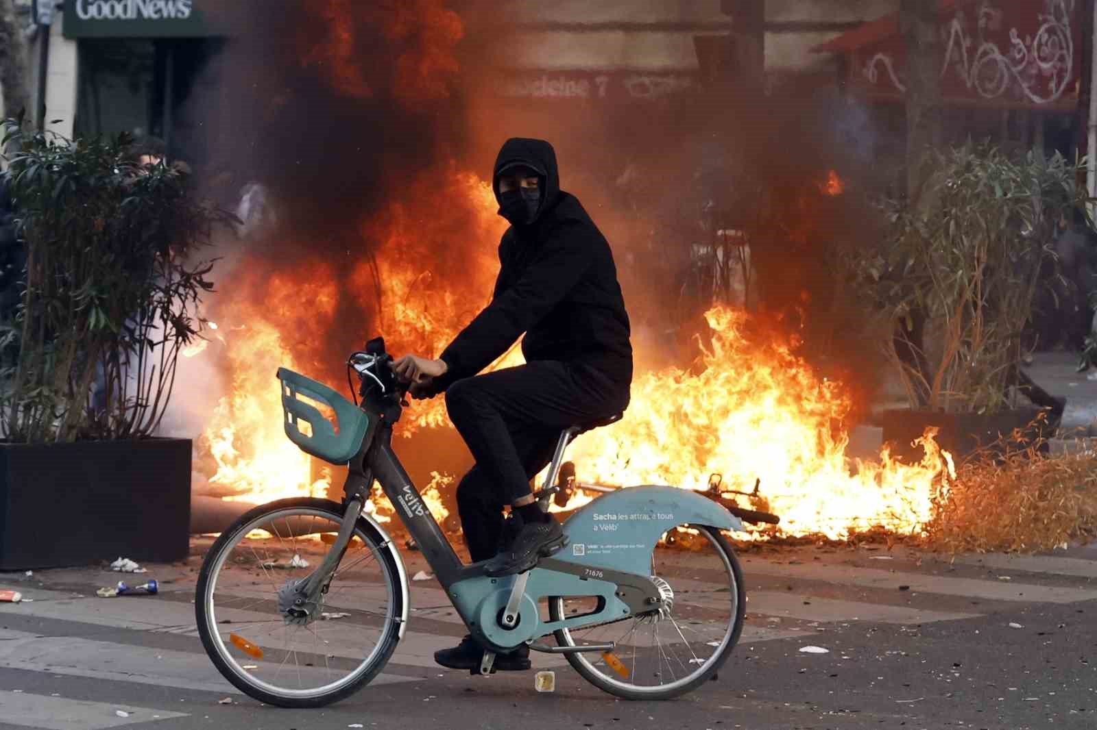 Paris’teki protestolarda 13’ü çocuk 195 kişi gözaltına alındı