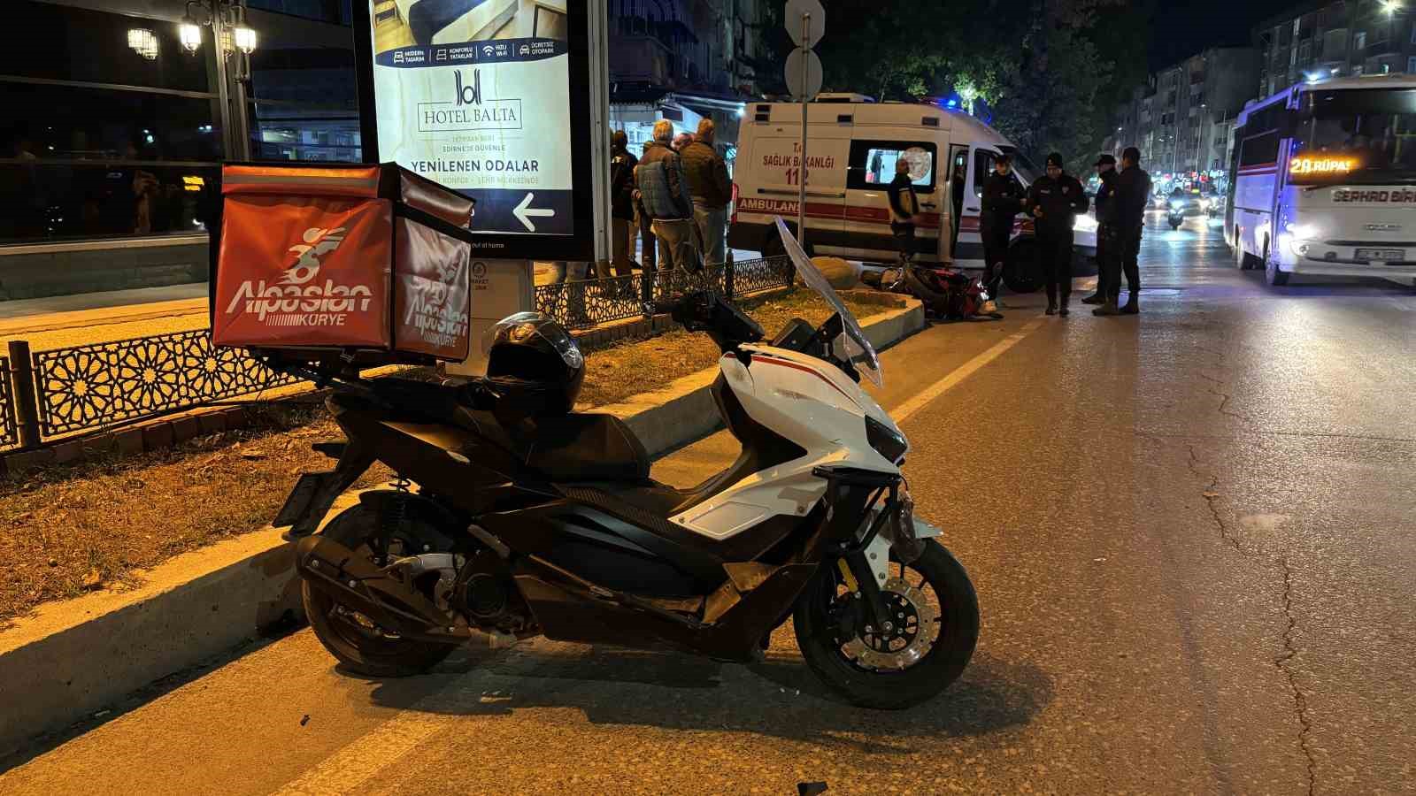 Edirne’de yaya geçidinde iki motosiklet çarpıştı: Kaza anı kamerada