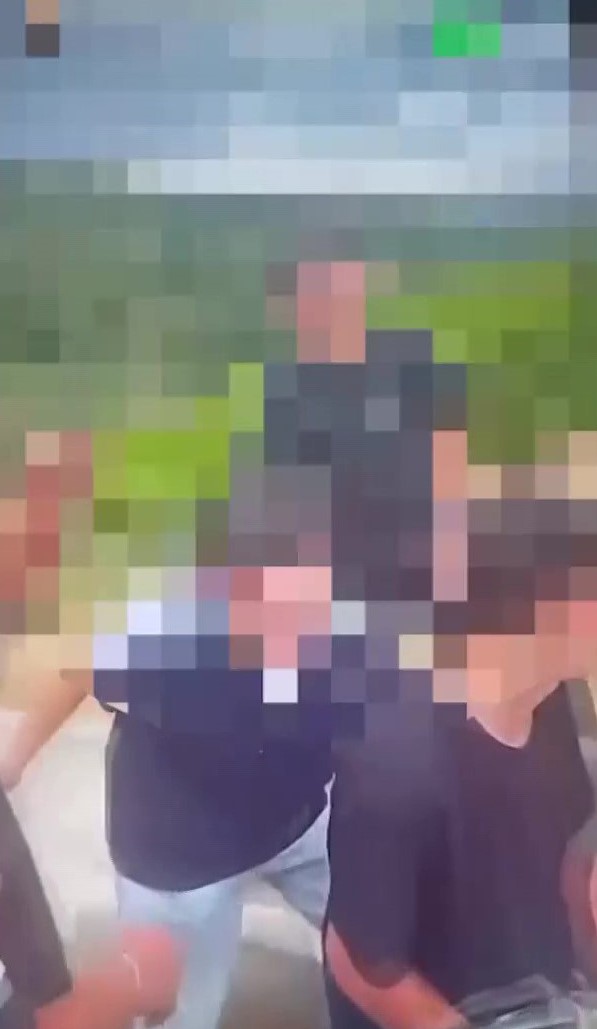Kurusıkı tabancayla akranlarını tehdit edip görüntülerini paylaştı