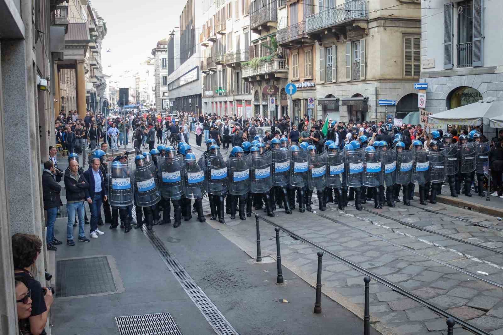Milano’da protestocular polisle çatıştı