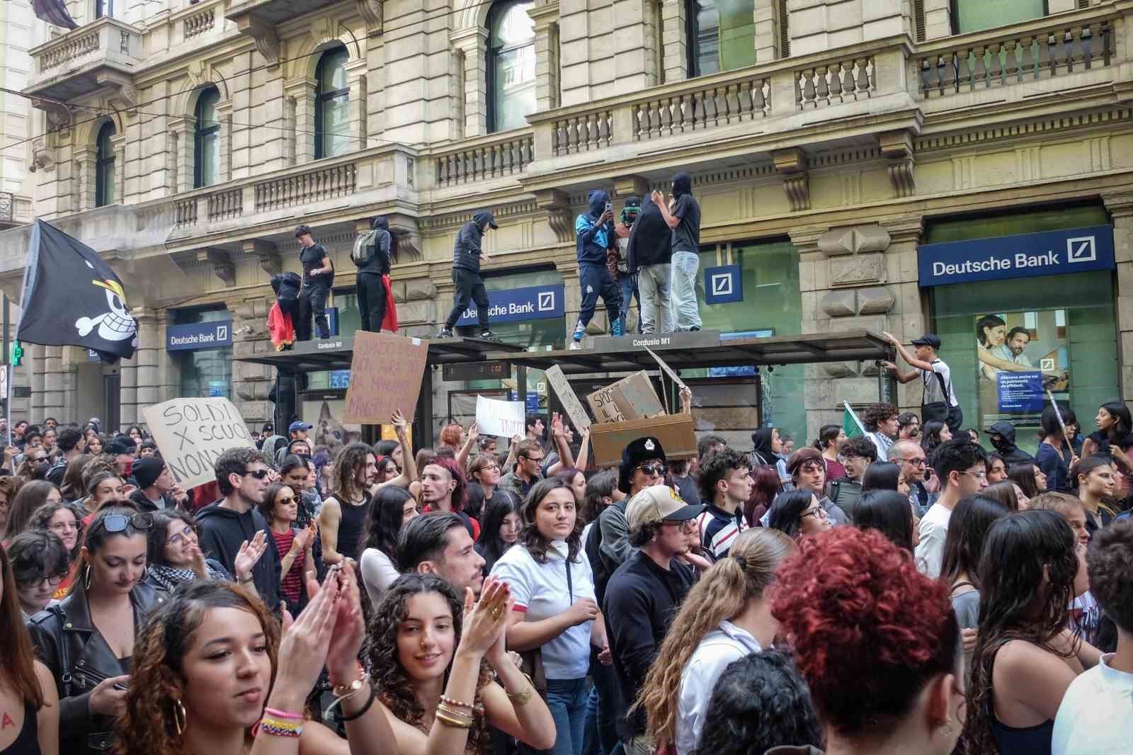 Milano’da protestocular polisle çatıştı