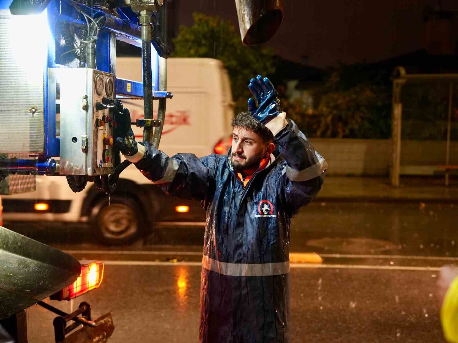 Düzce Belediyesi turuncu kodlu uyarı sonrası 140 personelle sahada