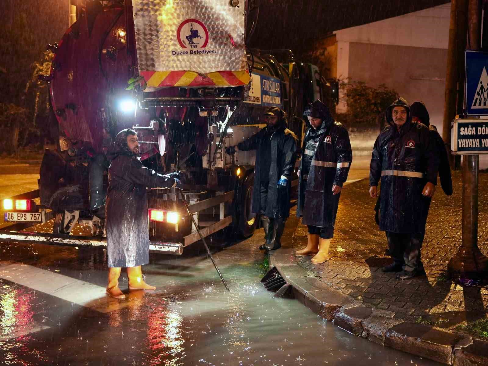 Düzce Belediyesi turuncu kodlu uyarı sonrası 140 personelle sahada