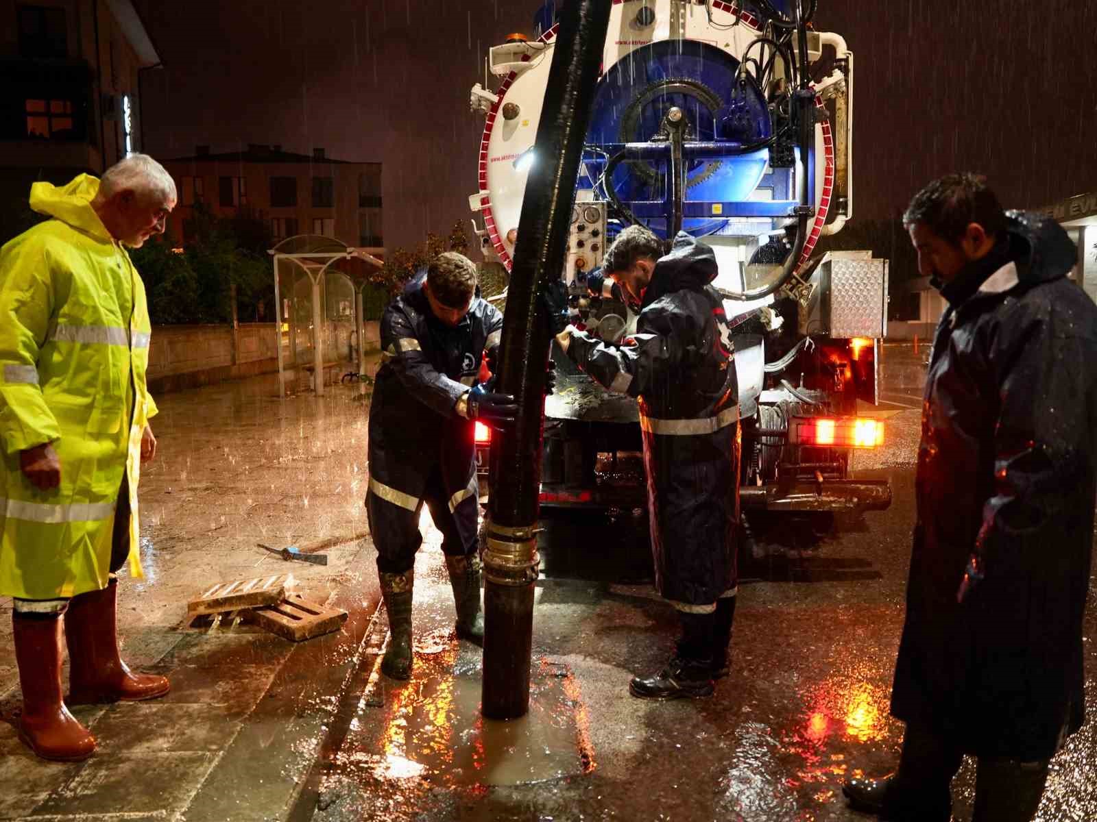 Düzce Belediyesi turuncu kodlu uyarı sonrası 140 personelle sahada