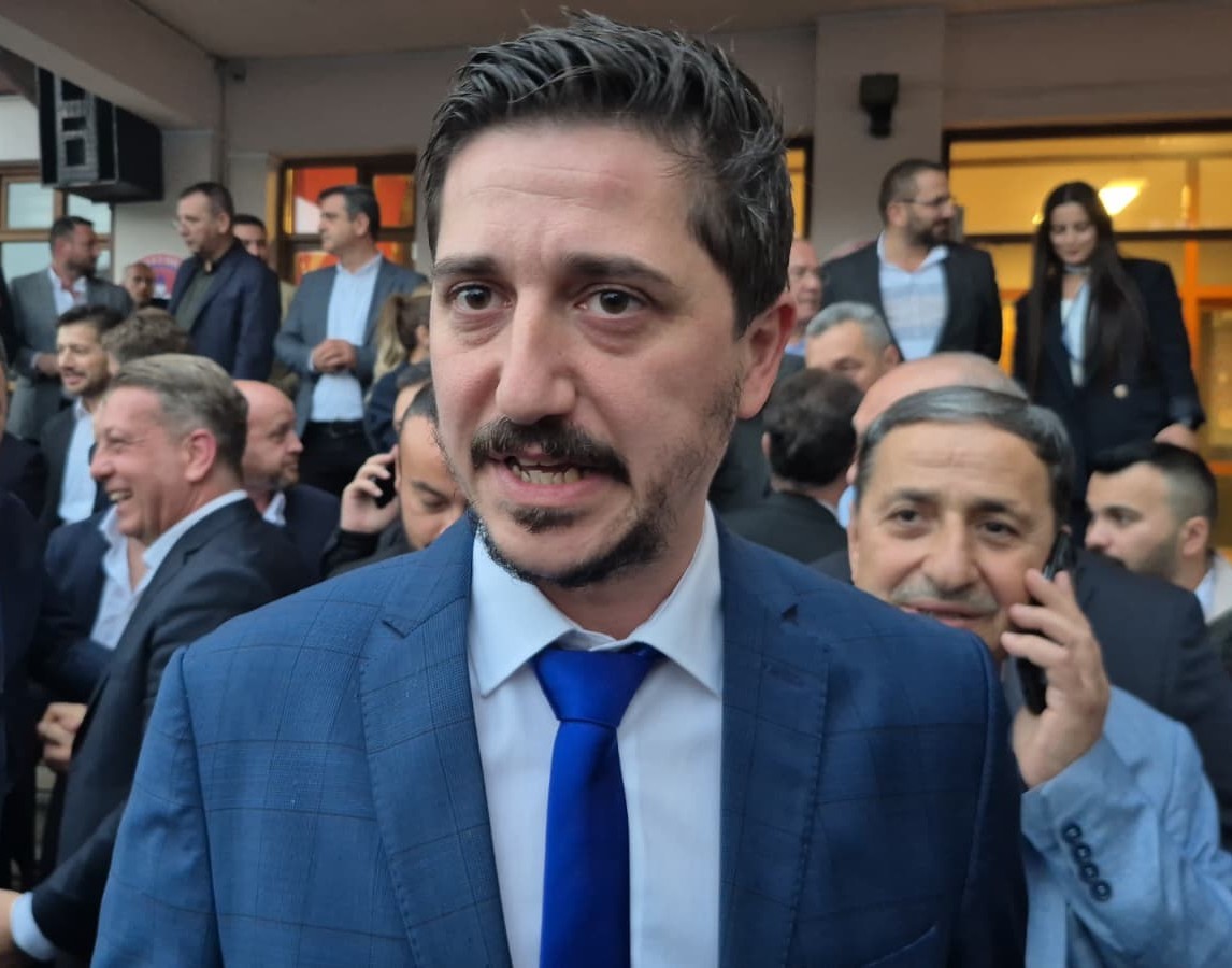 Seçim zaferini yaklaşık 800 metre yol yürüyerek kutladılar