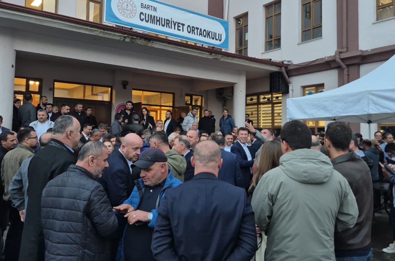 Seçim zaferini yaklaşık 800 metre yol yürüyerek kutladılar
