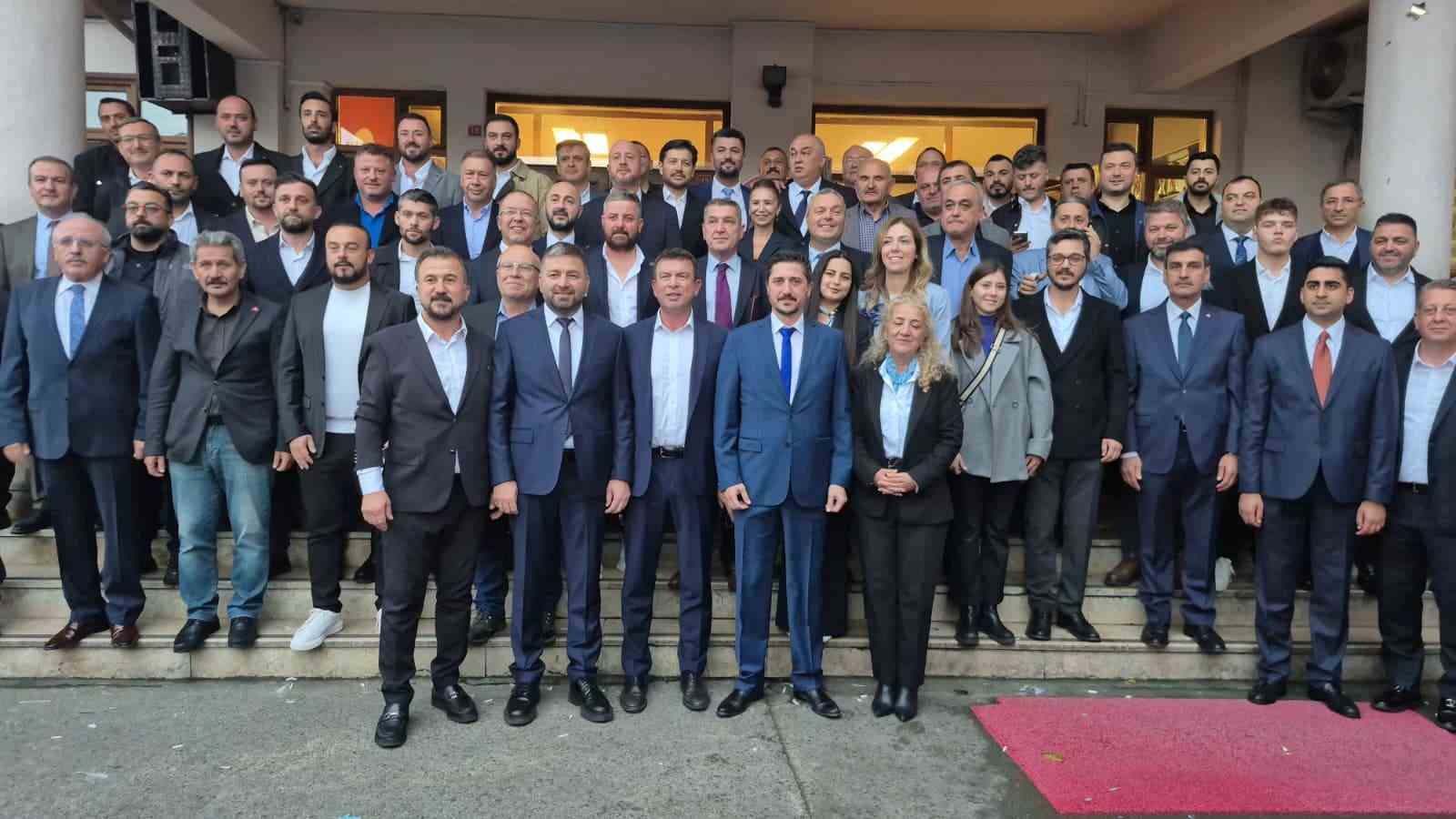 Seçim zaferini yaklaşık 800 metre yol yürüyerek kutladılar