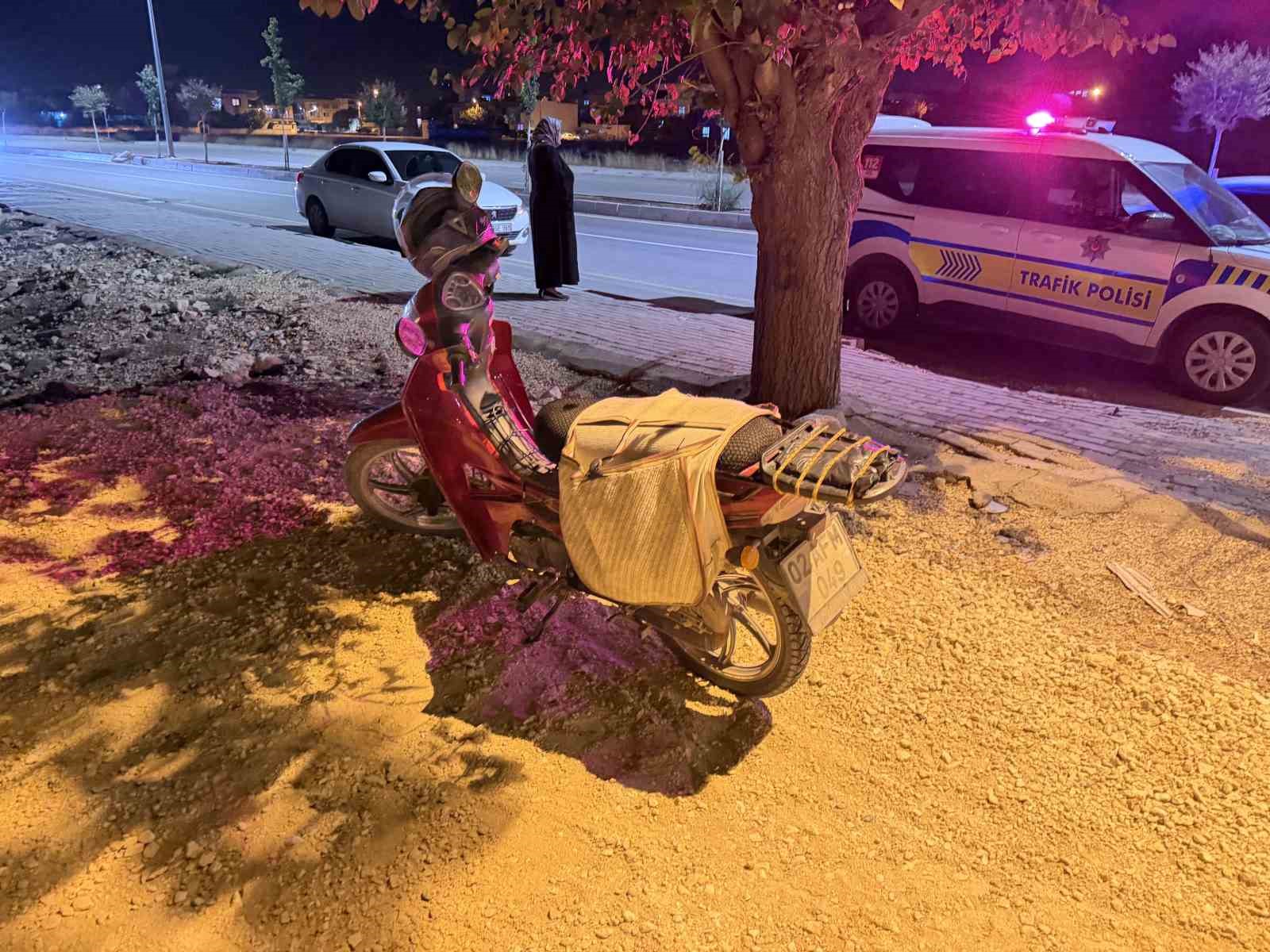 Motosikletle otomobil çarpıştı: 2 yaralı