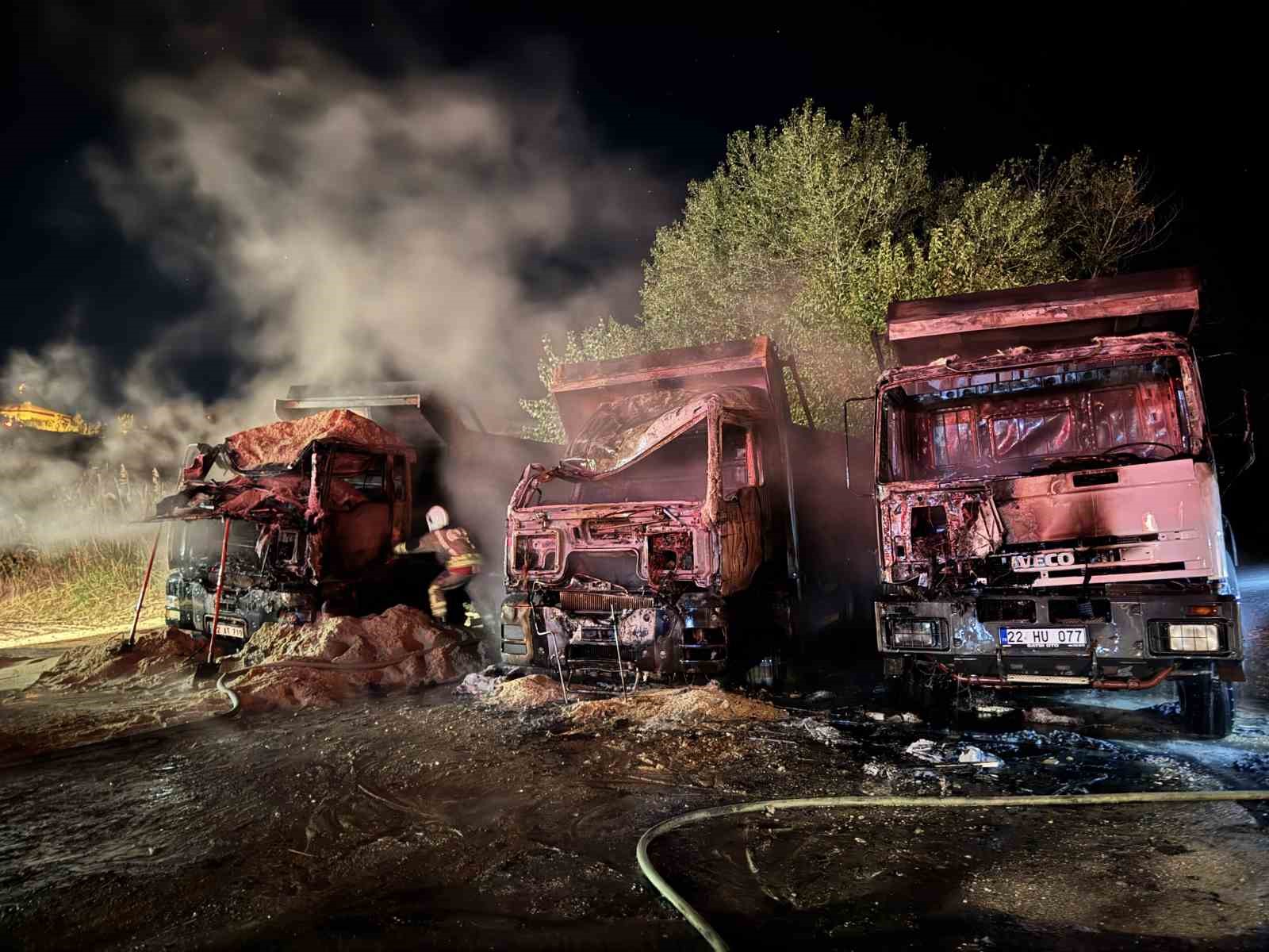 Yangında 3 kamyon alev topuna döndü