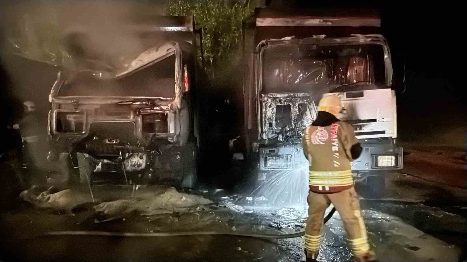 Yangında 3 kamyon alev topuna döndü