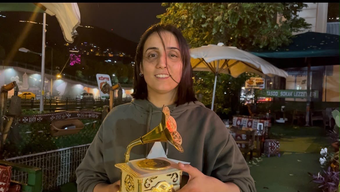 Bursa’da mağazaya servis aracı daldı: Müşteriler neye uğradığını şaşırdı