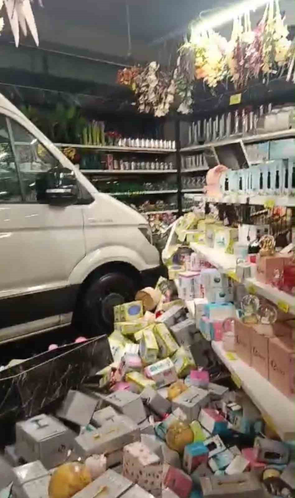 Bursa’da mağazaya servis aracı daldı: Müşteriler neye uğradığını şaşırdı