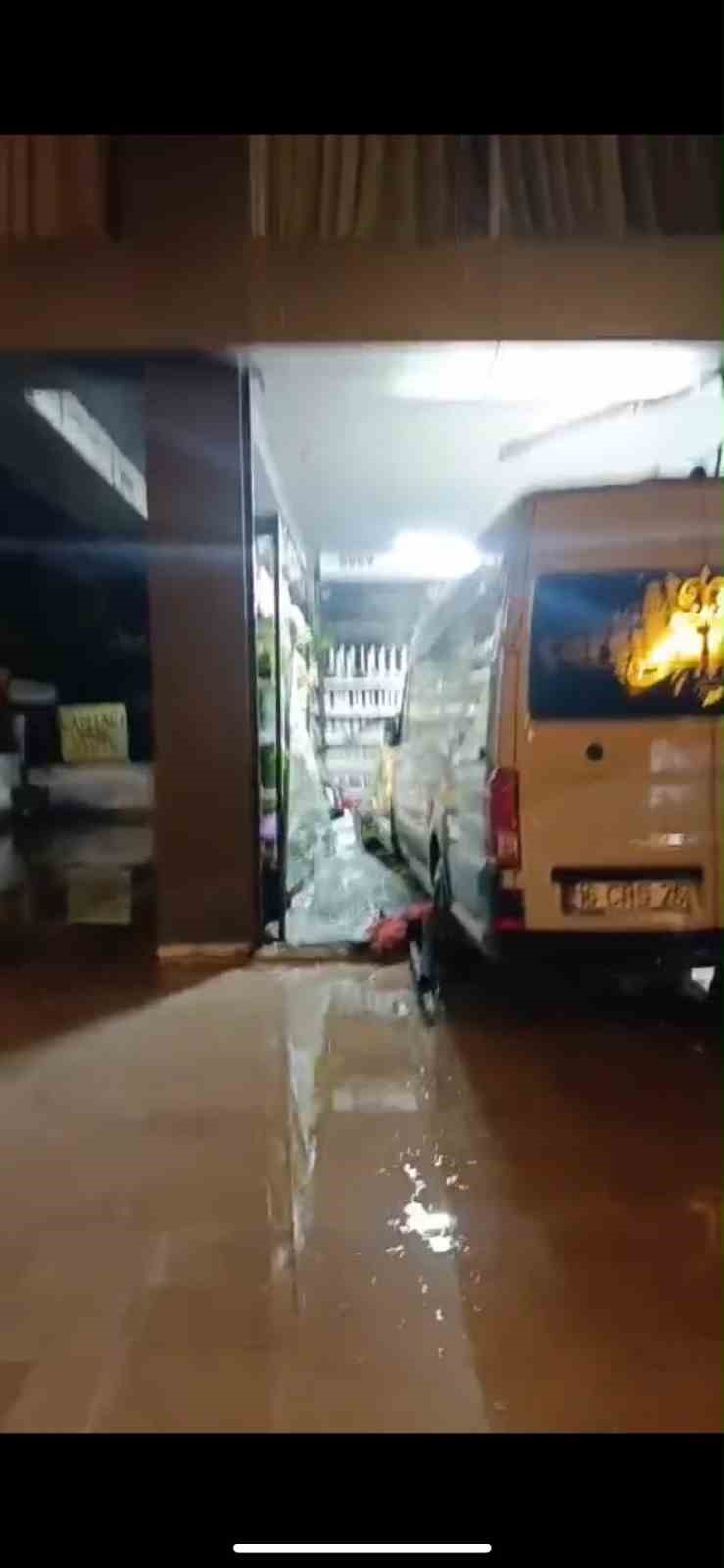 Bursa’da mağazaya servis aracı daldı: Müşteriler neye uğradığını şaşırdı