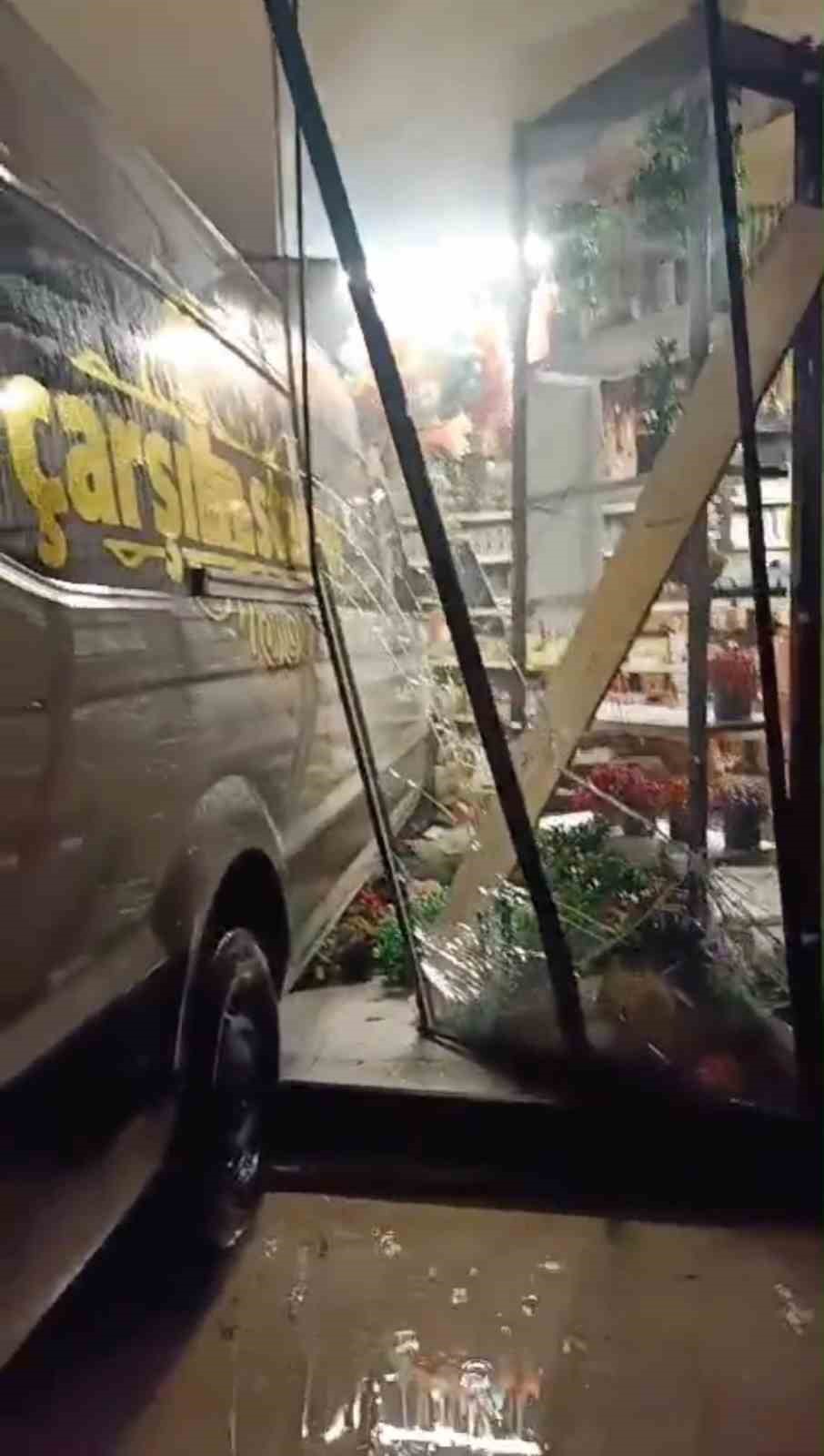 Bursa’da mağazaya servis aracı daldı: Müşteriler neye uğradığını şaşırdı