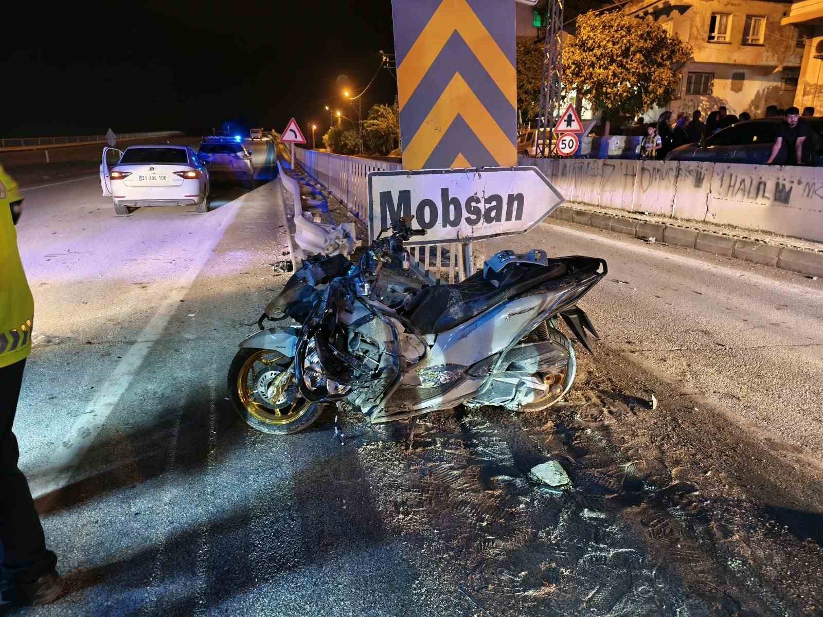 Seyir halinde olan motosiklet bariyere çarptı: 2 yaralı