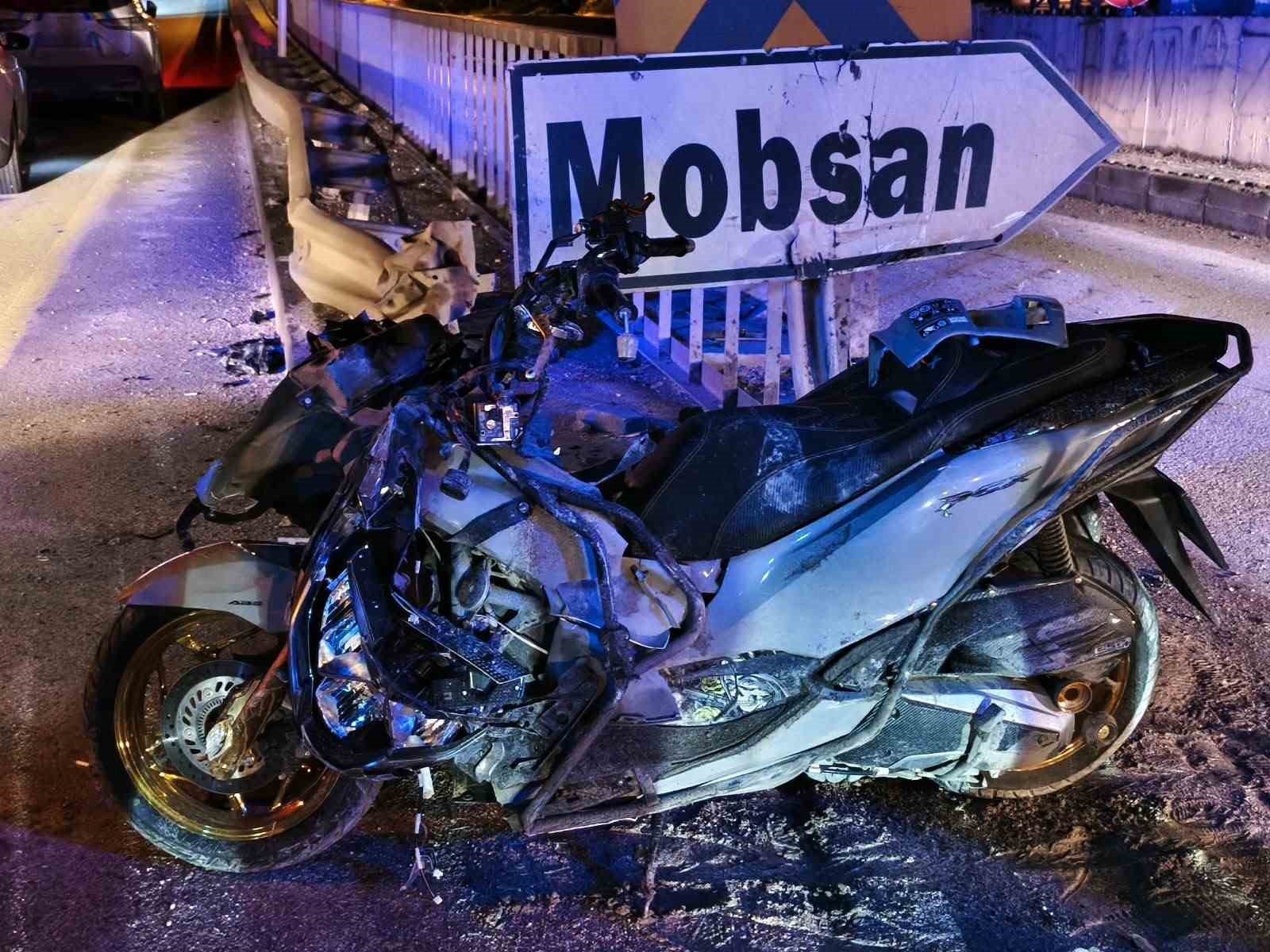 Seyir halinde olan motosiklet bariyere çarptı: 2 yaralı