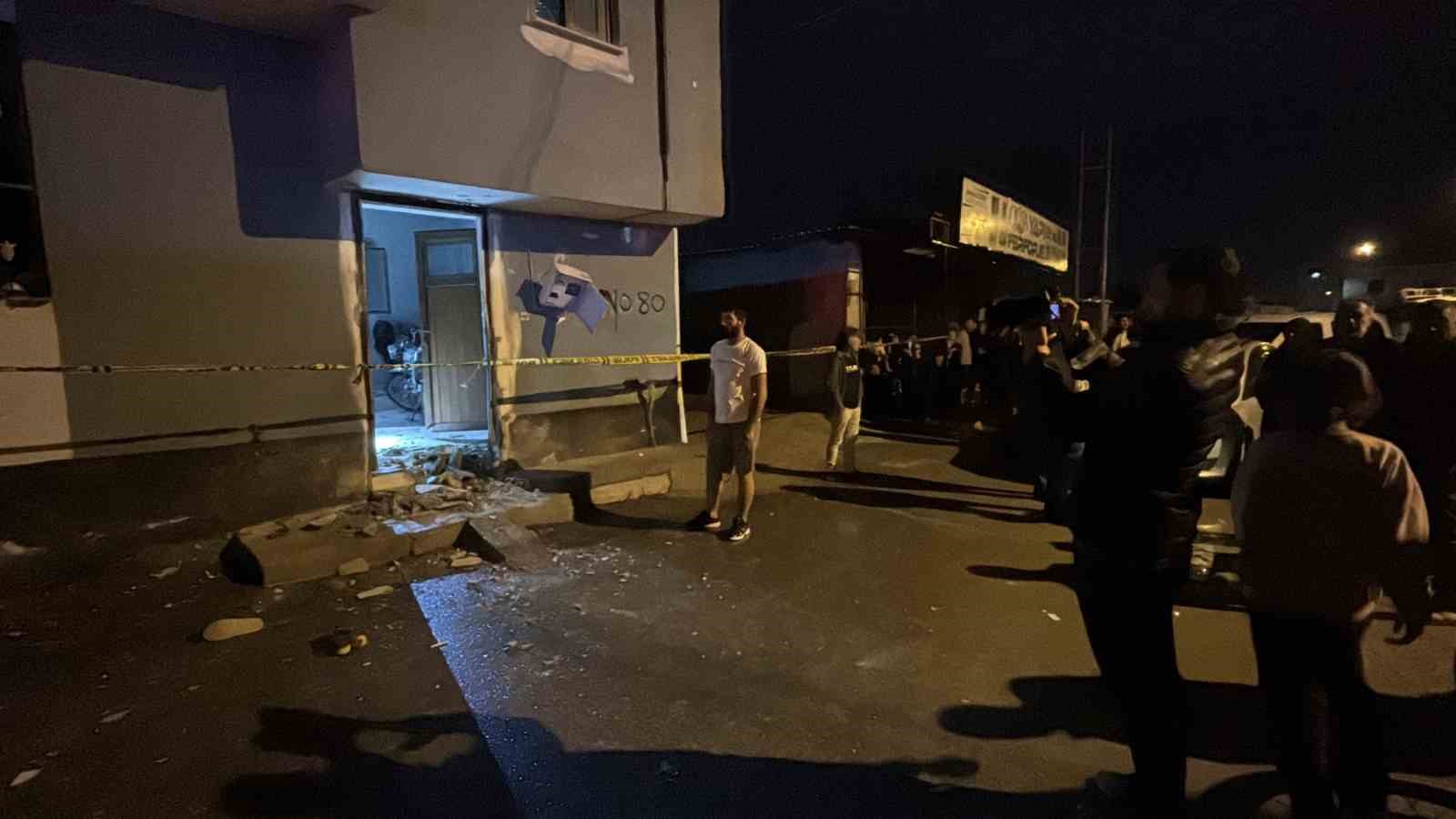 Adana’da 2’si çocuk, 5 kişinin bulunduğu eve el yapımı patlayıcı attılar